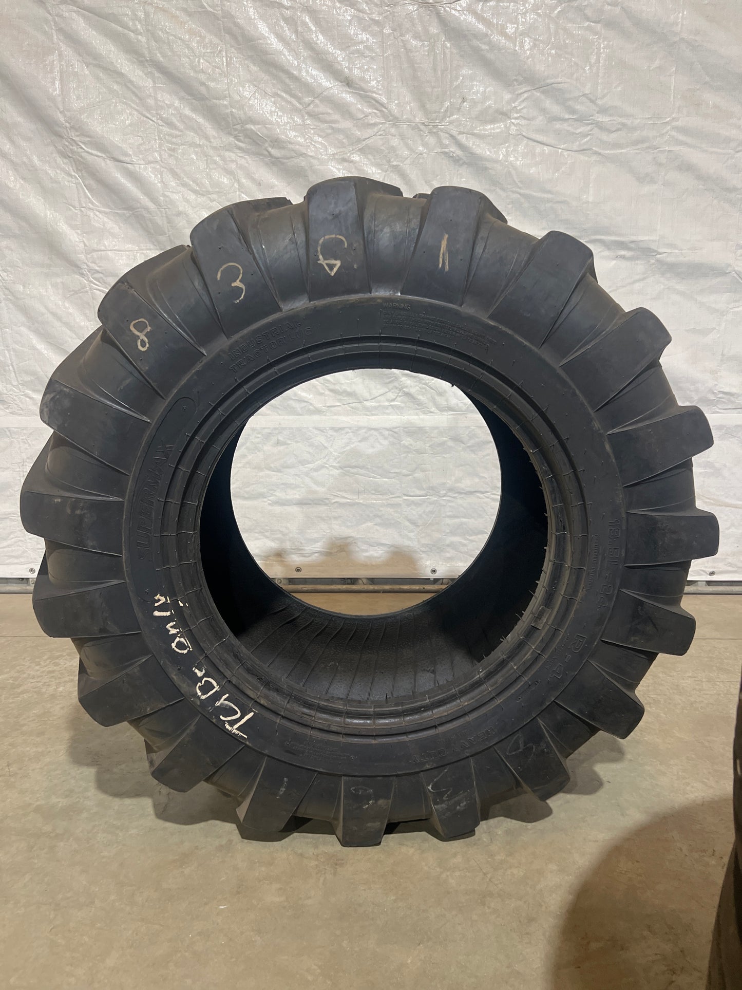 19.5L-24 SUPER MAX TRACTOR LUG #8361