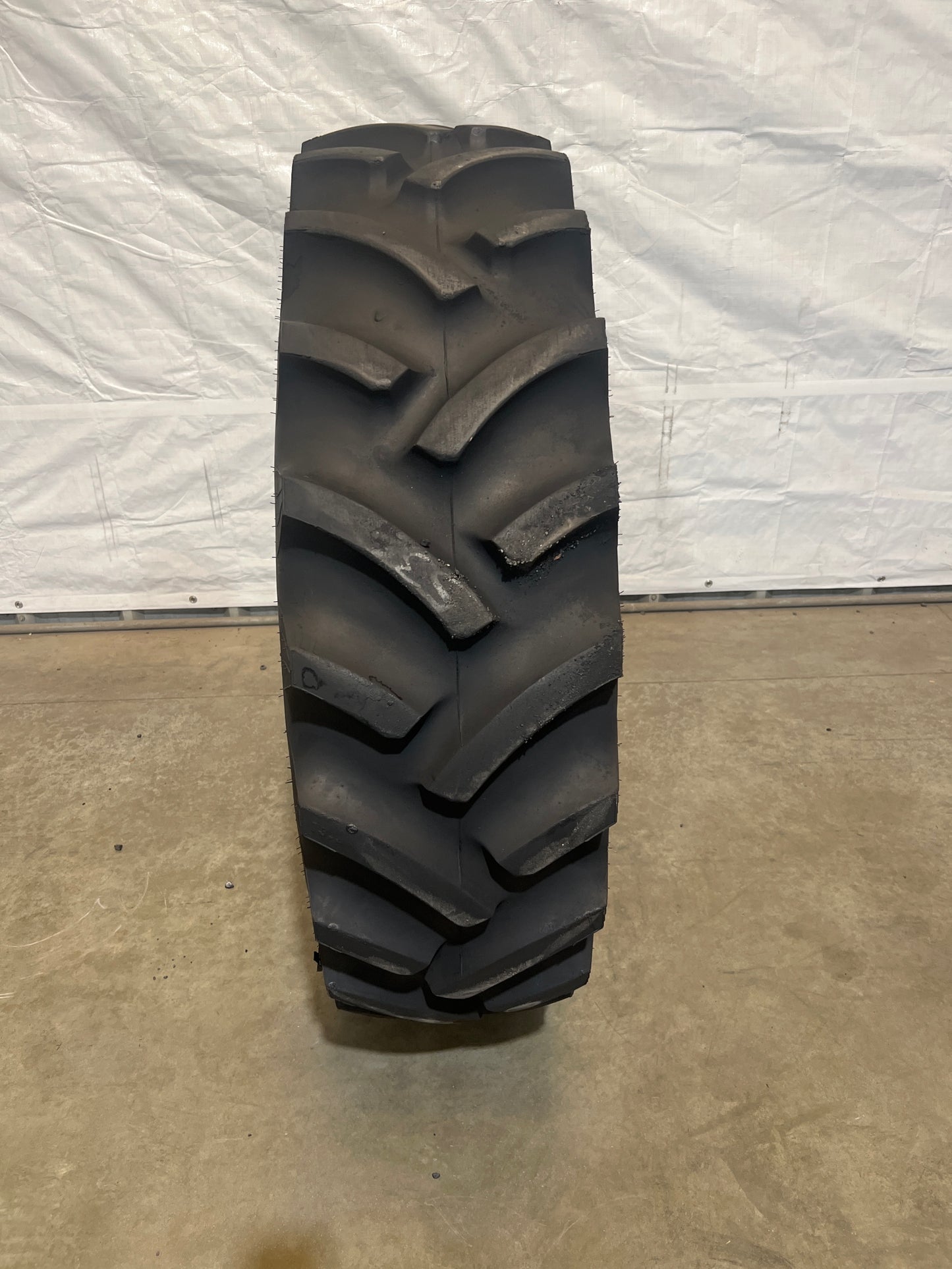 13.6-28 TITAN HI TRACTION LUG