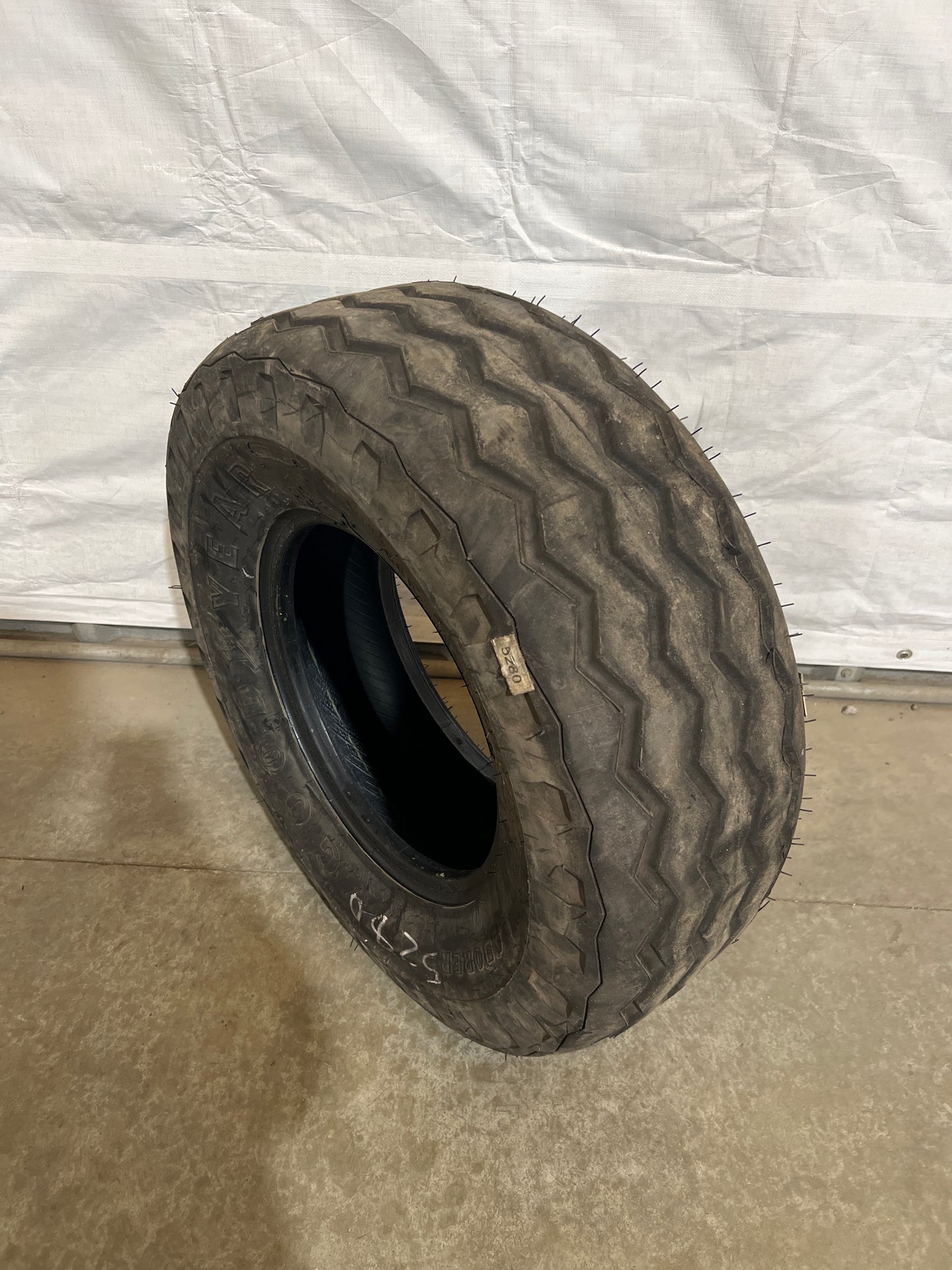11L-15 Goodyear LABORER TL