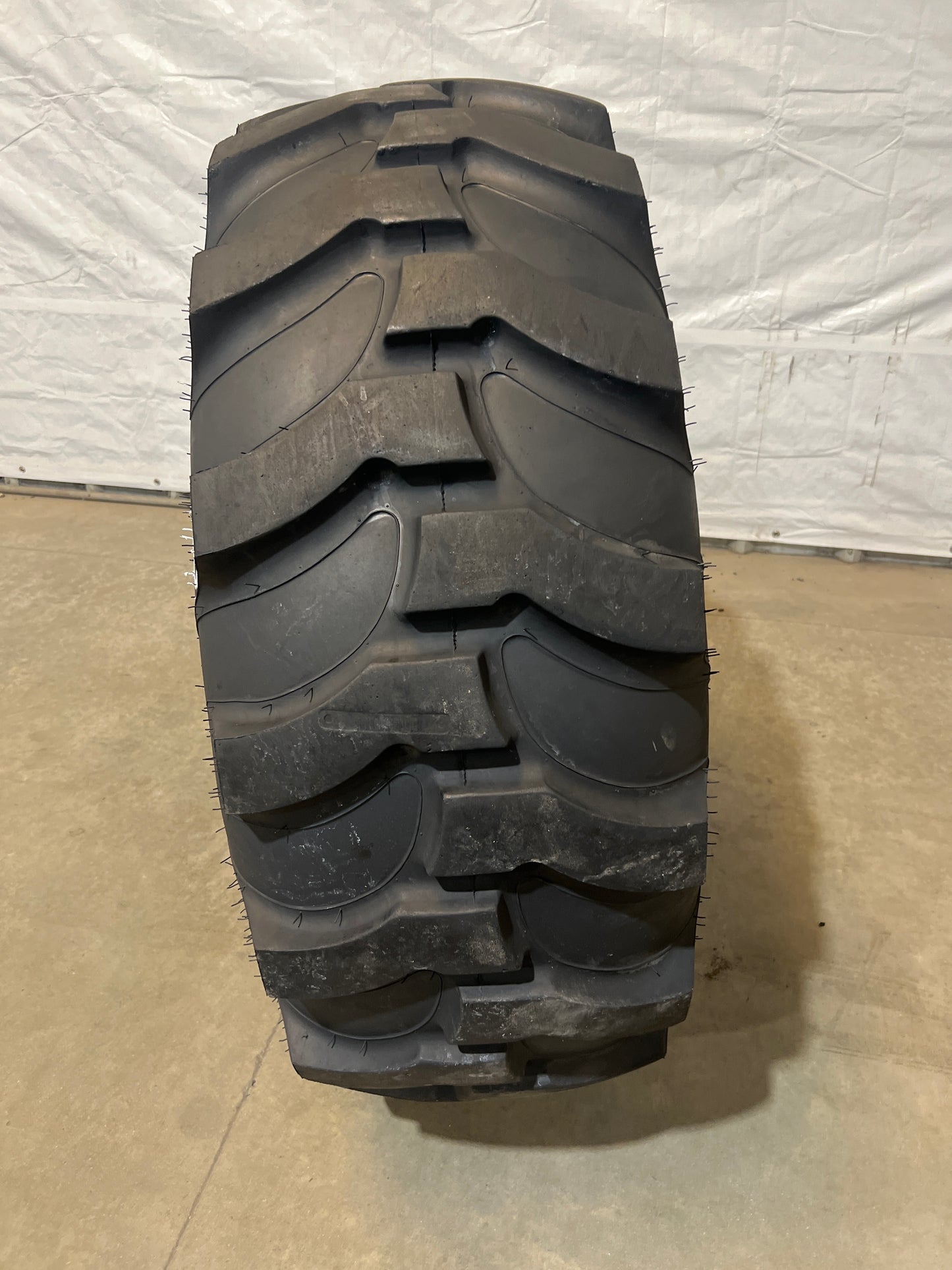 16.9-24 TITAN INDUSTRIAL TRACTOR LUG