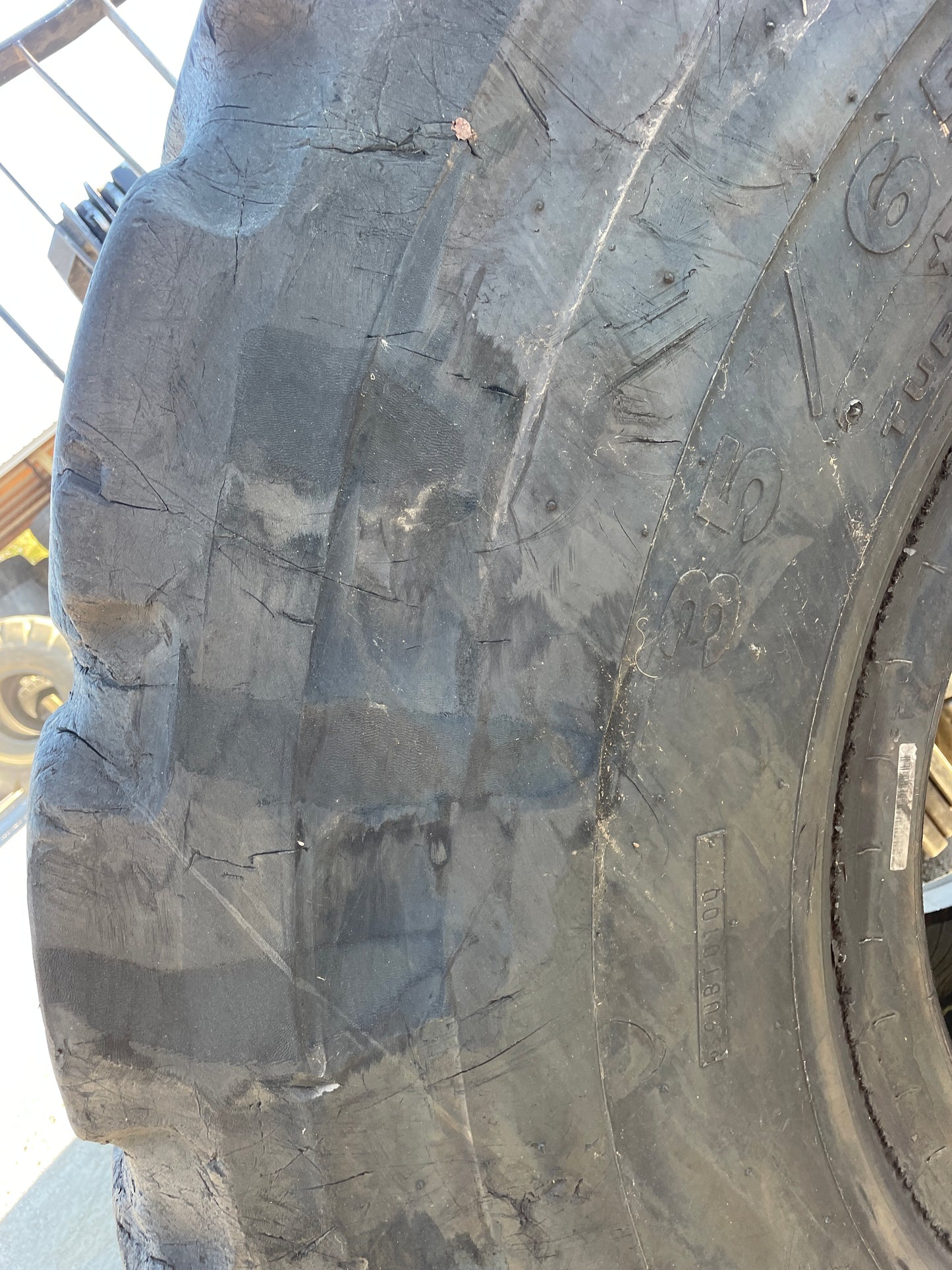 35/65R33 BRIDGESTONE V-STEEL D-LUG (VSDL)
