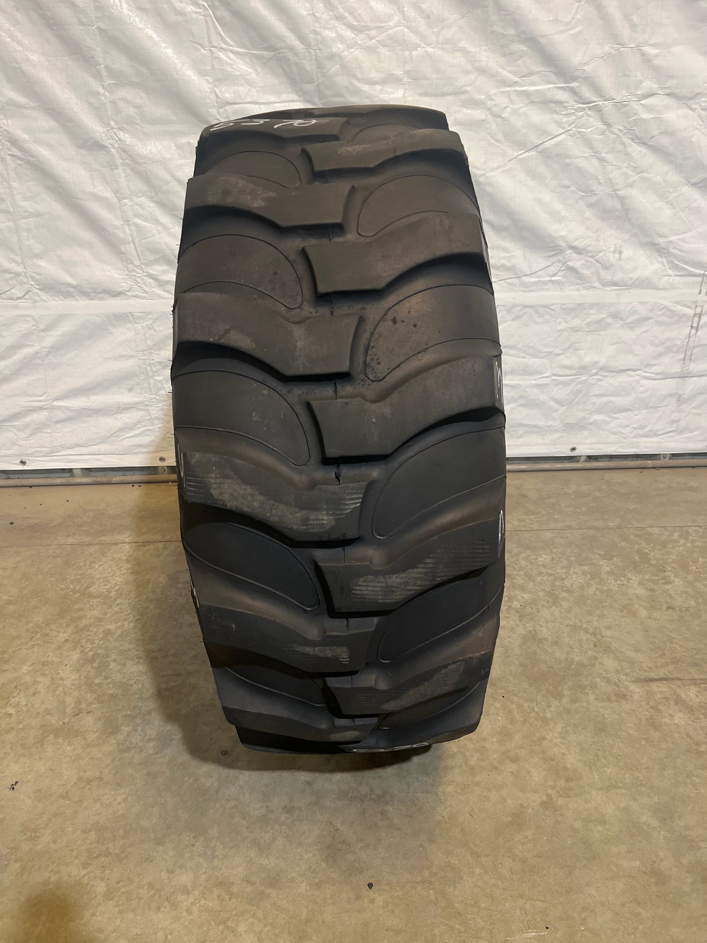 16.9-24 TITAN HI TRACTION LUG