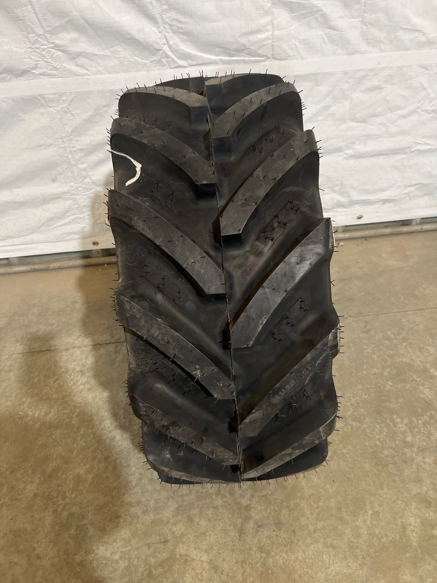 320/65R16 BKT AGRIMAX RT657