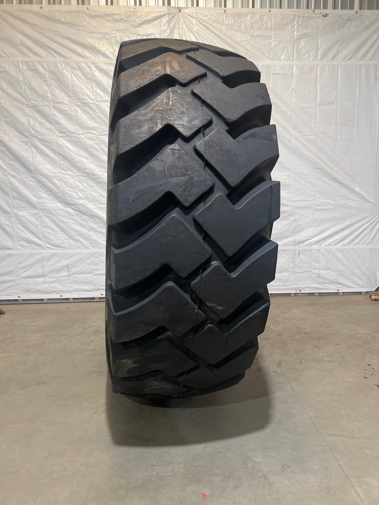 33.5-33 FIRESTONE SUPER ROCK GRIP DEEP TREAD