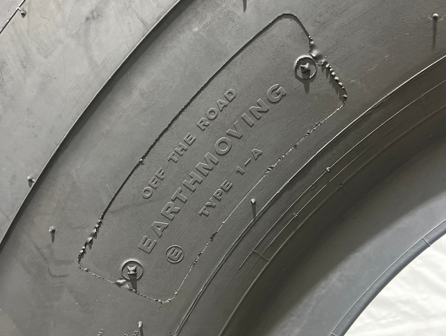 33.25R35 BRIDGESTONE V-STEEL R-LUG (VRL) #8732