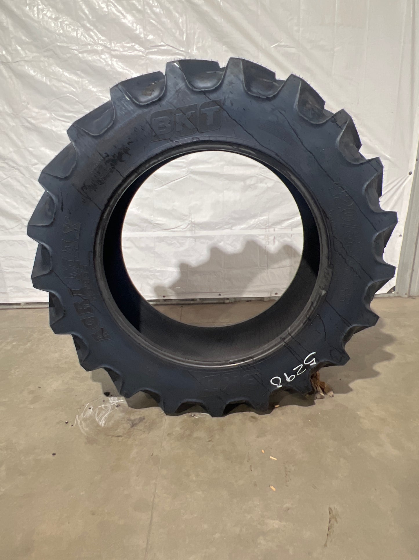 16.9R38 (420/85R38) BKT AGRIMAX RT855 #5290