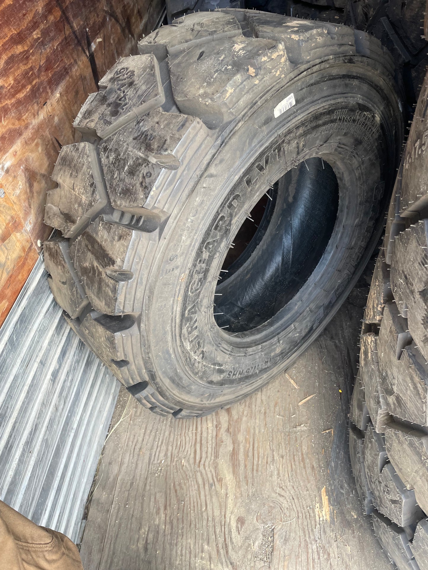 ***HOT DEAL*** 14-17.5 CARLSILE ULTRA GUARD LVT 14 PLY (NEVER MOUNTED)