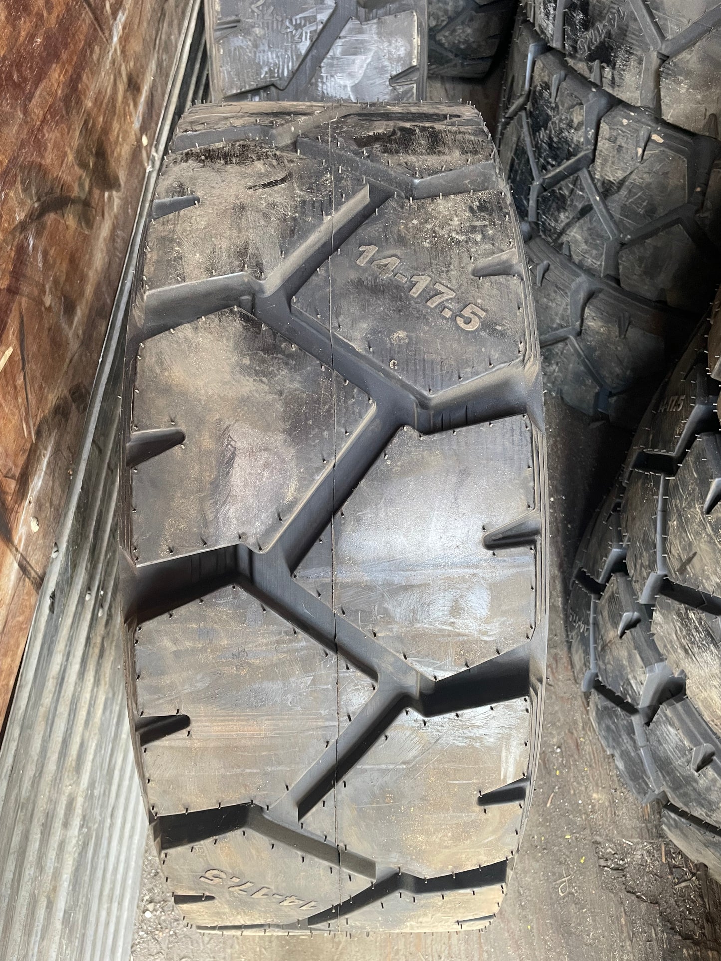 ***HOT DEAL*** 14-17.5 CARLSILE ULTRA GUARD LVT 14 PLY (NEVER MOUNTED)