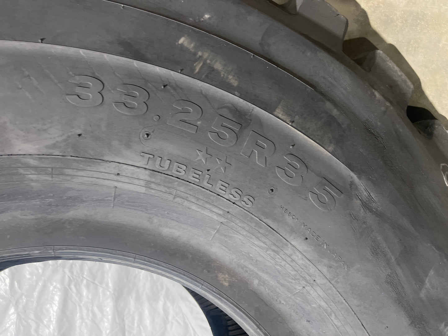 33.25R35 BRIDGESTONE V-STEEL R-LUG (VRL)