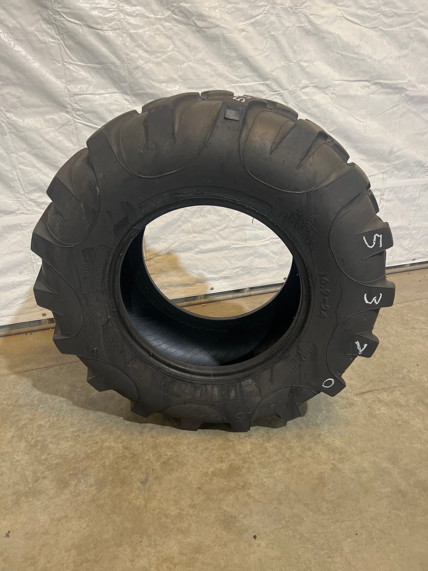 16.9-24 TITAN HI TRACTION LUG
