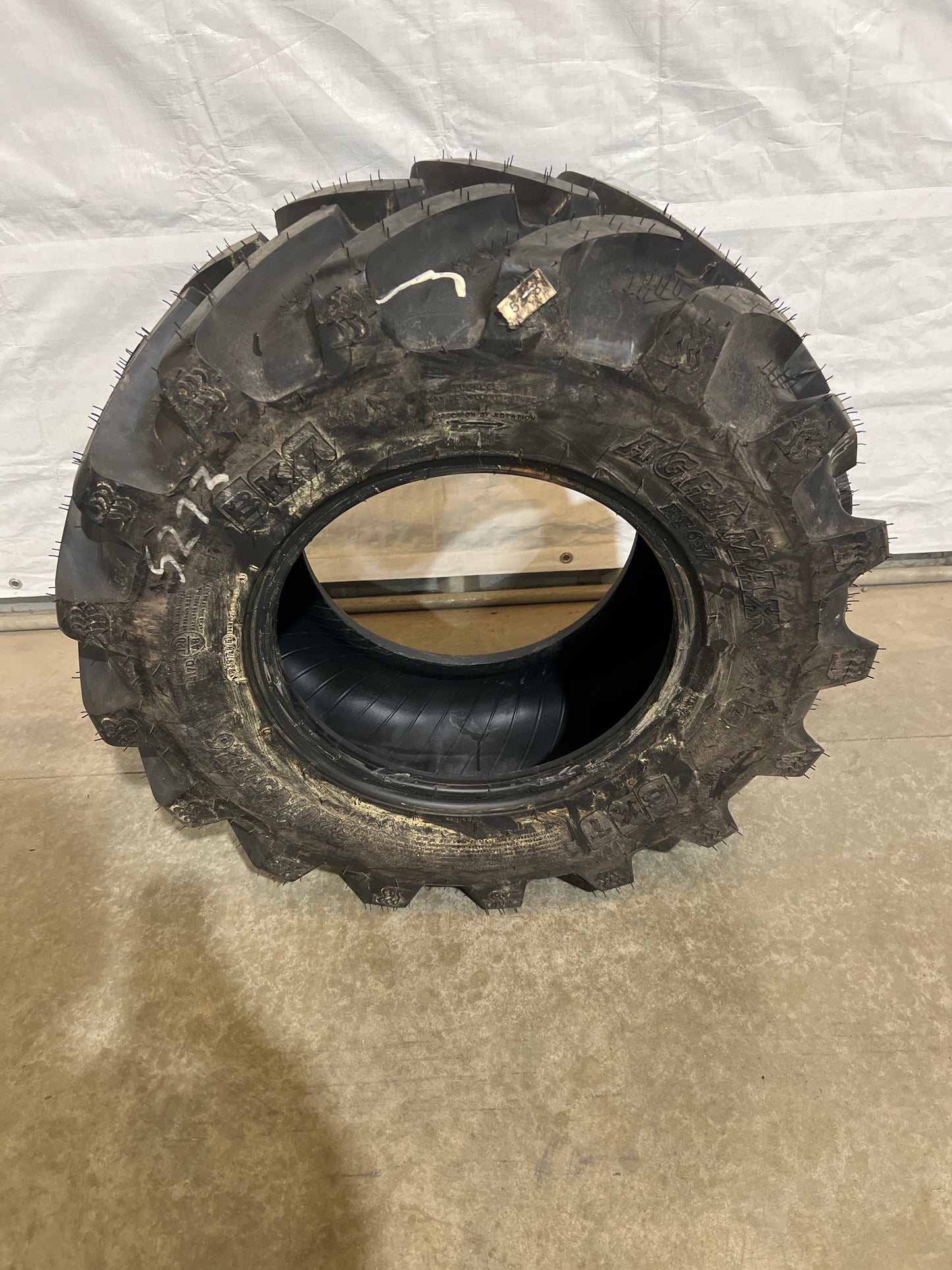 320/65R16 BKT AGRIMAX RT657 #5273