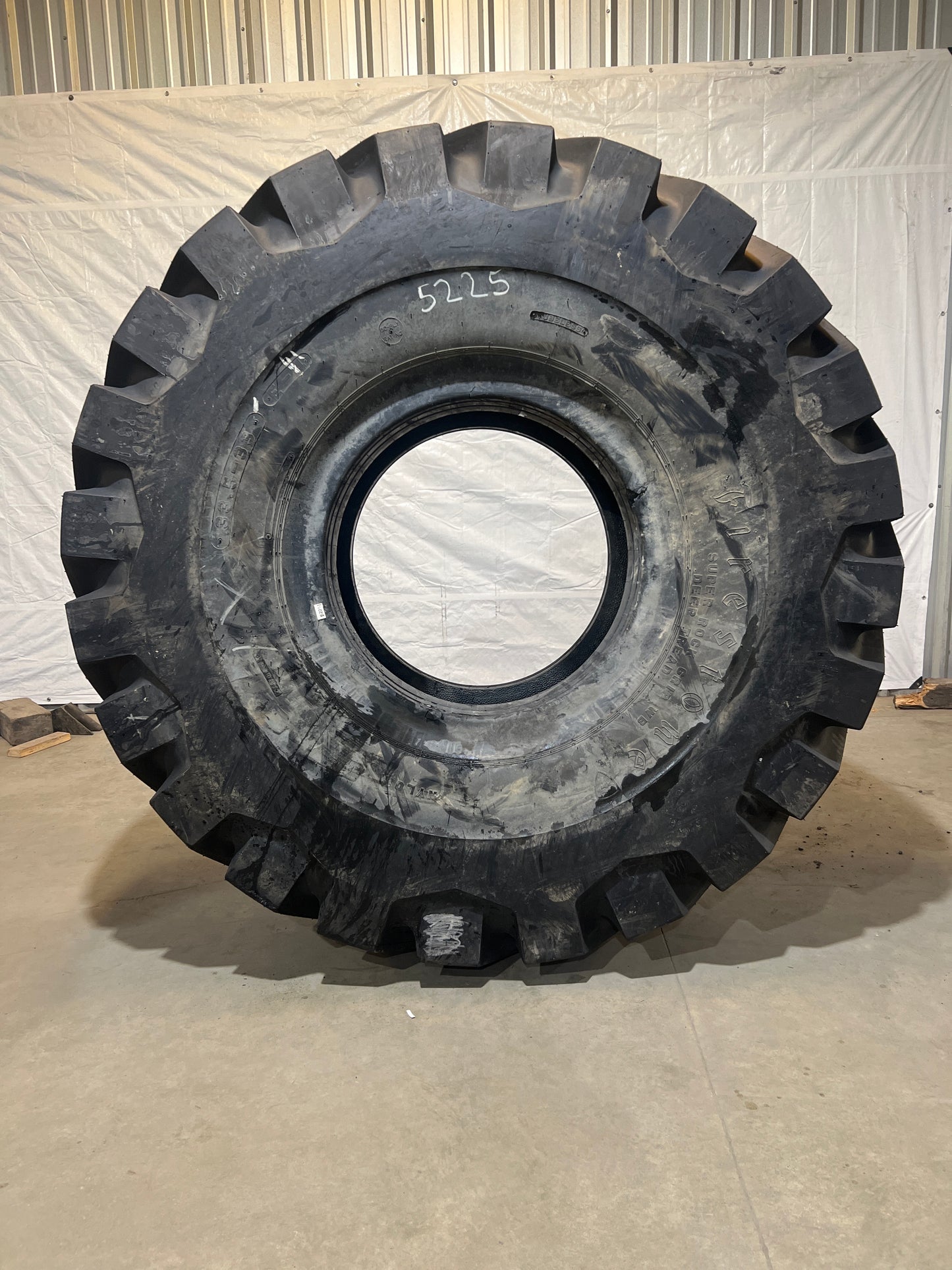33.5-33 FIRESTONE SUPER ROCK GRIP DEEP TREAD