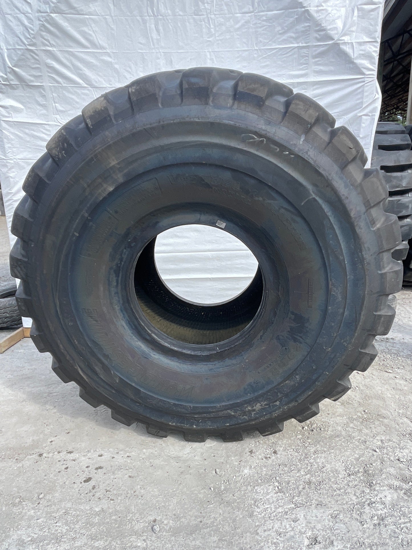 29.5R25 BRIDESTONE V-STEEL L-TRACTION (VLT)