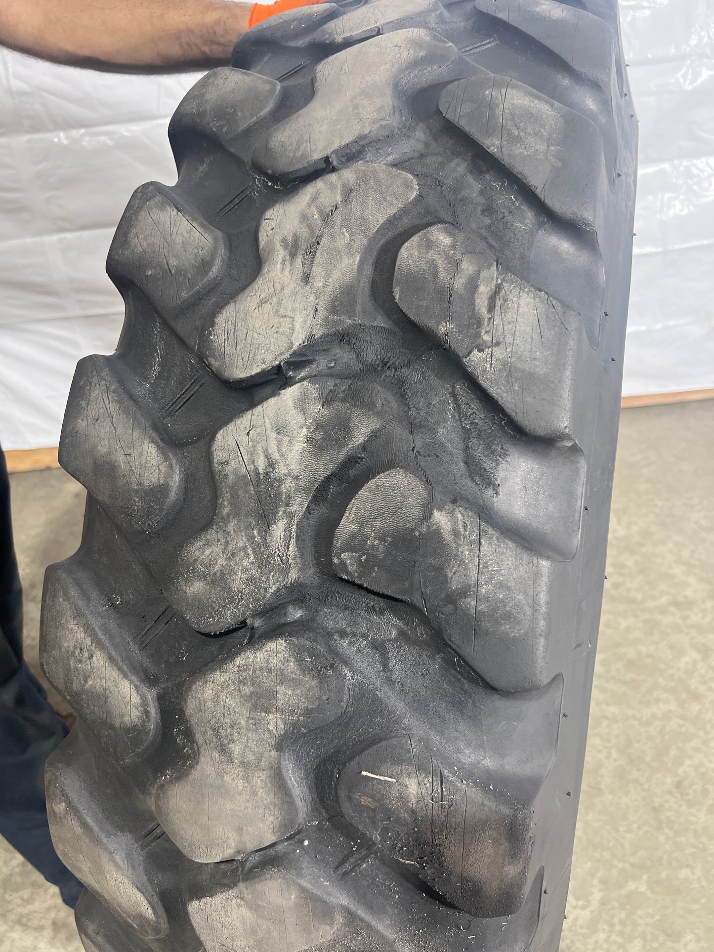 14.00R24 BRIDGESTONE GRADER V STEEL ULTRA TRACTION #8768