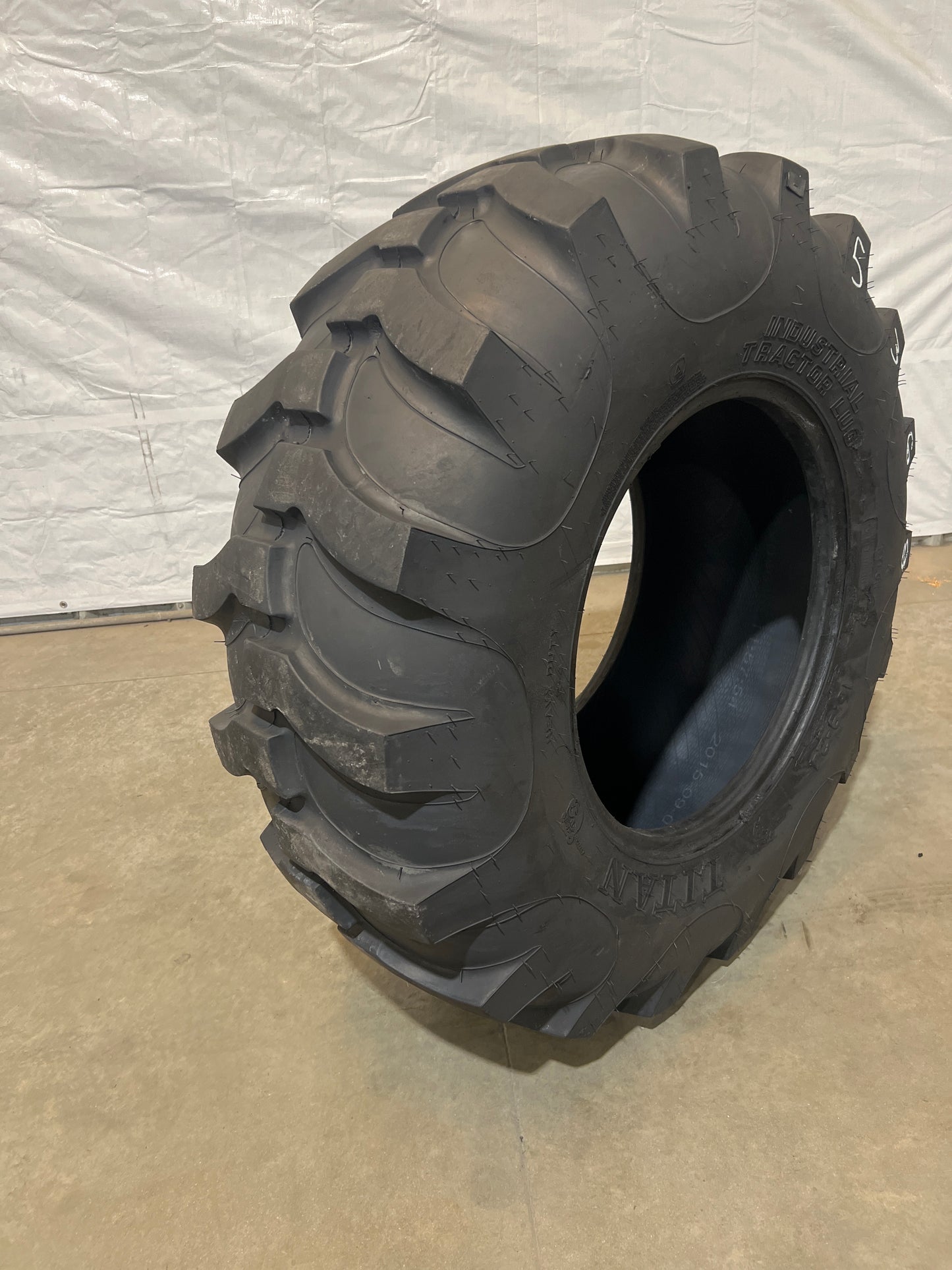 16.9-24 TITAN INDUSTRIAL TRACTOR LUG