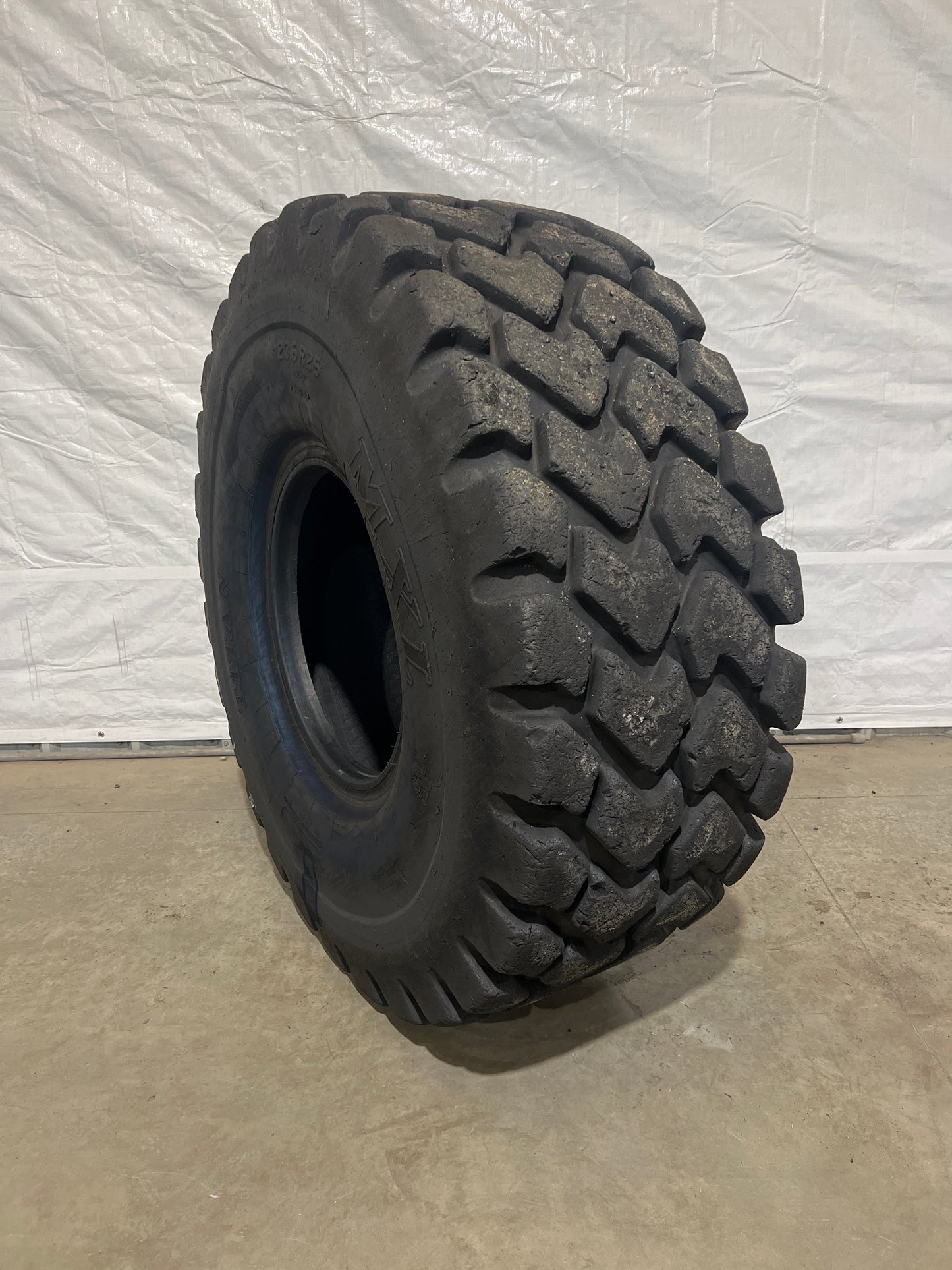 23.5R25 TITAN MXL