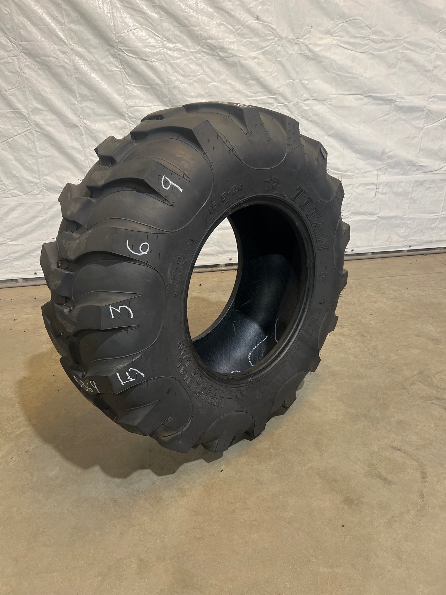 16.9-24 TITAN HI TRACTION LUG