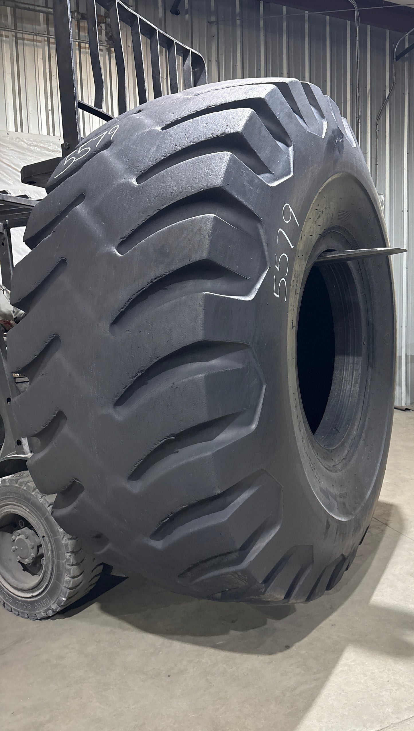 37.25-35 FIRESTONE SUPER ROCK GRIP WB #5579