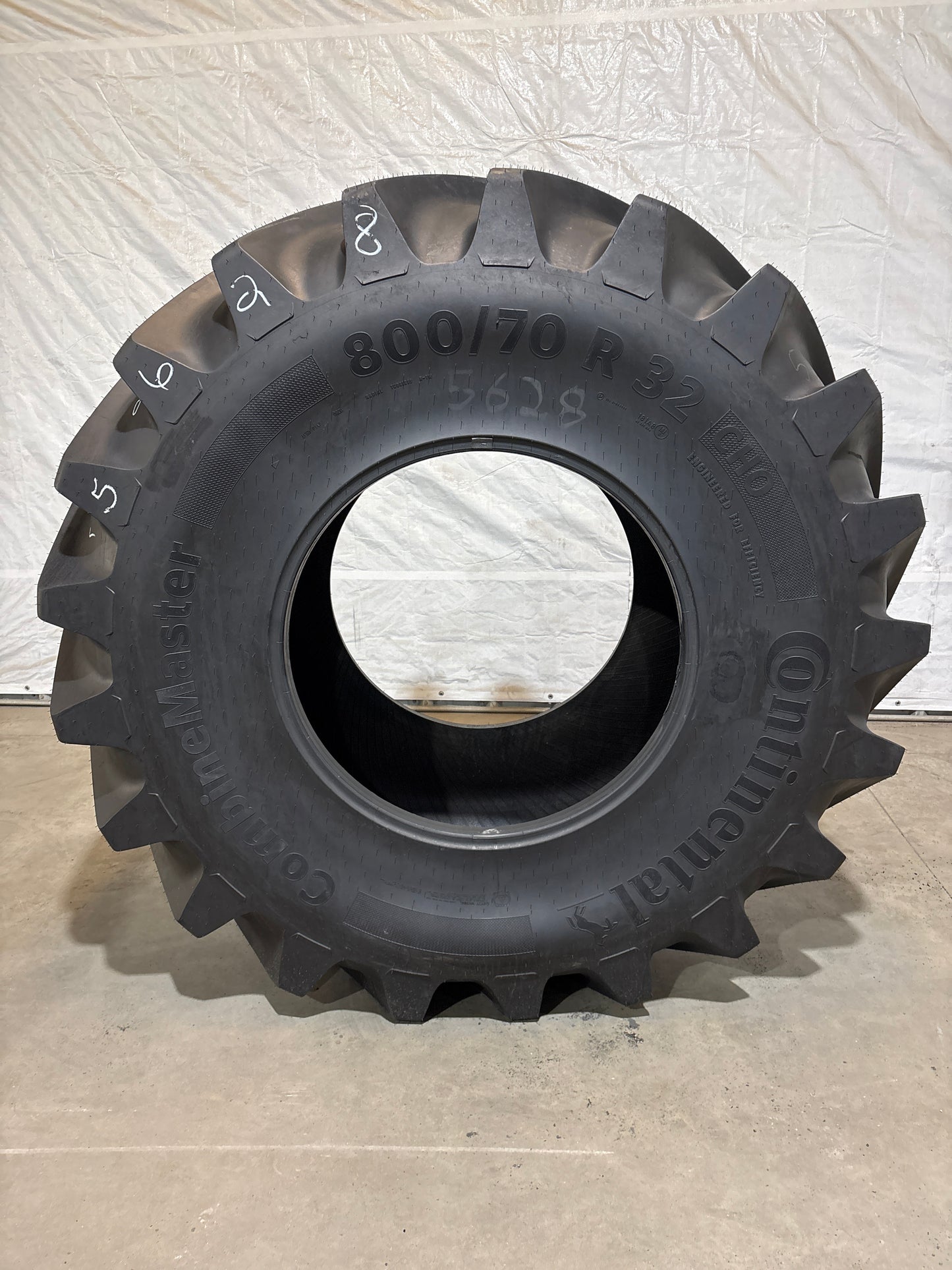 USED 800/70R32 CONTINENTAL COMBINE MASTER #5628