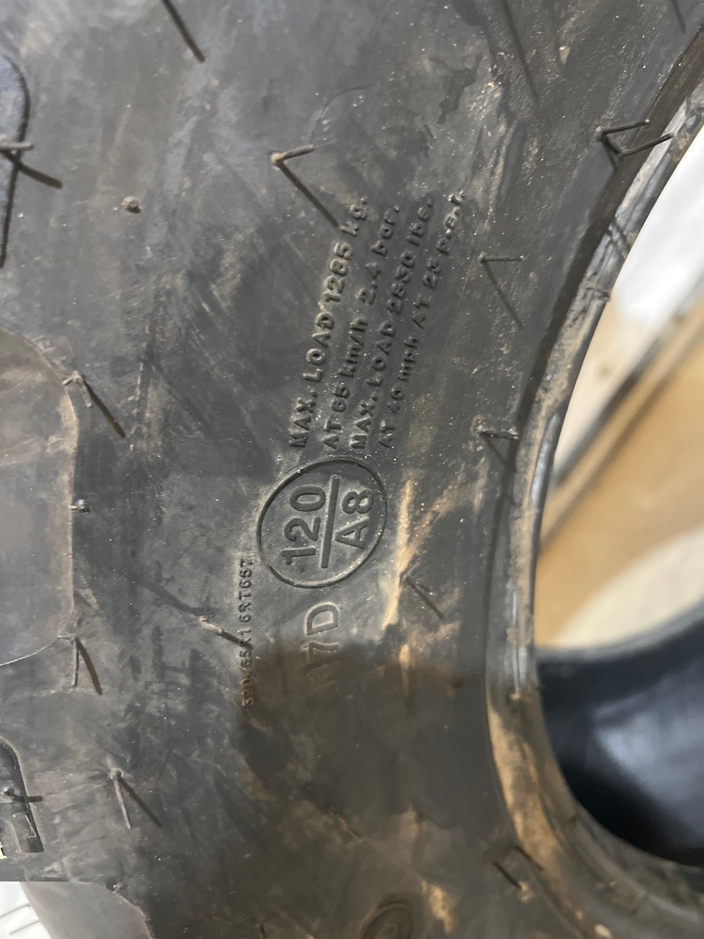 320/65R16 BKT AGRIMAX RT657