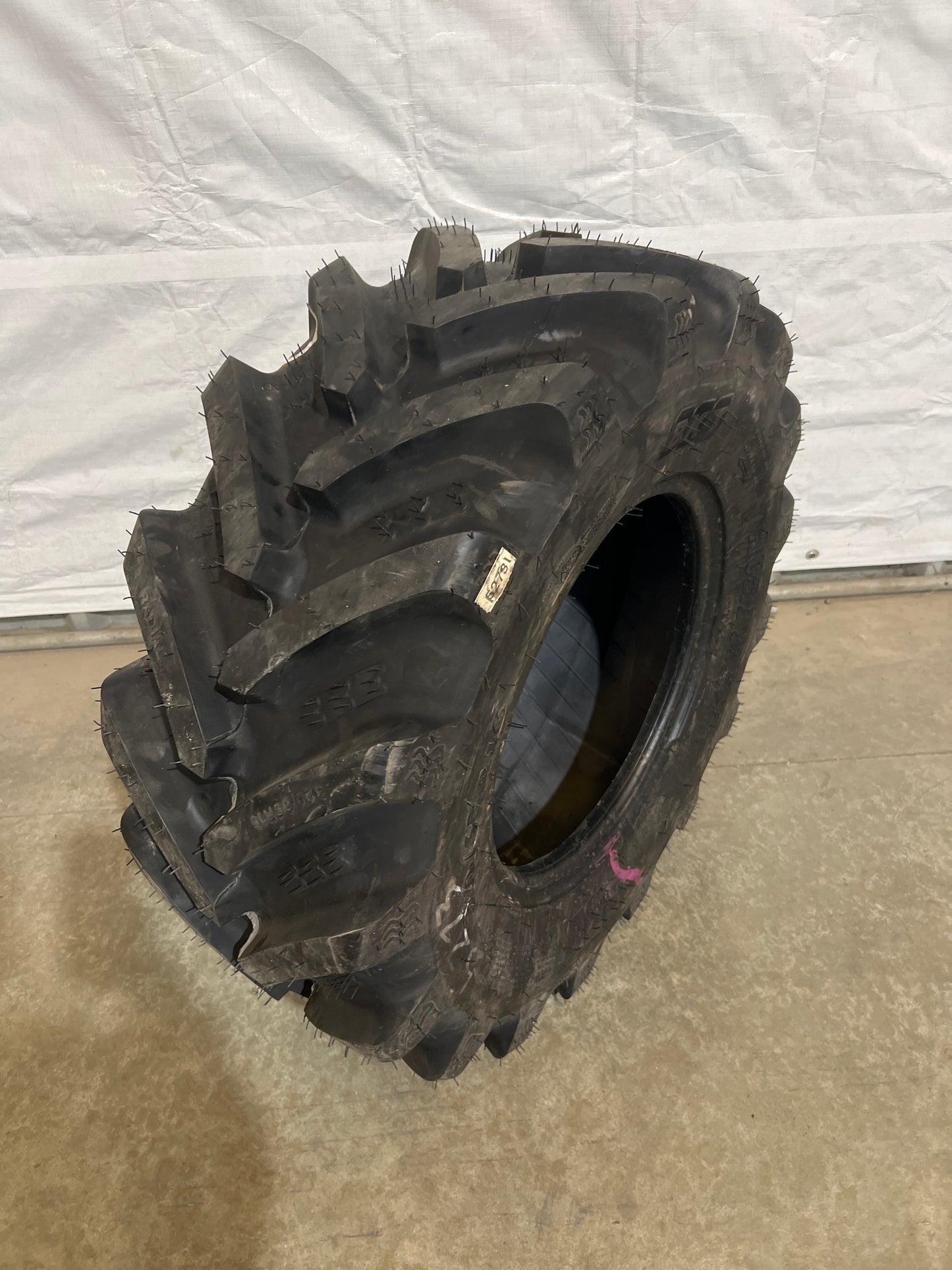 320/65R16 BKT AGRIMAX RT657