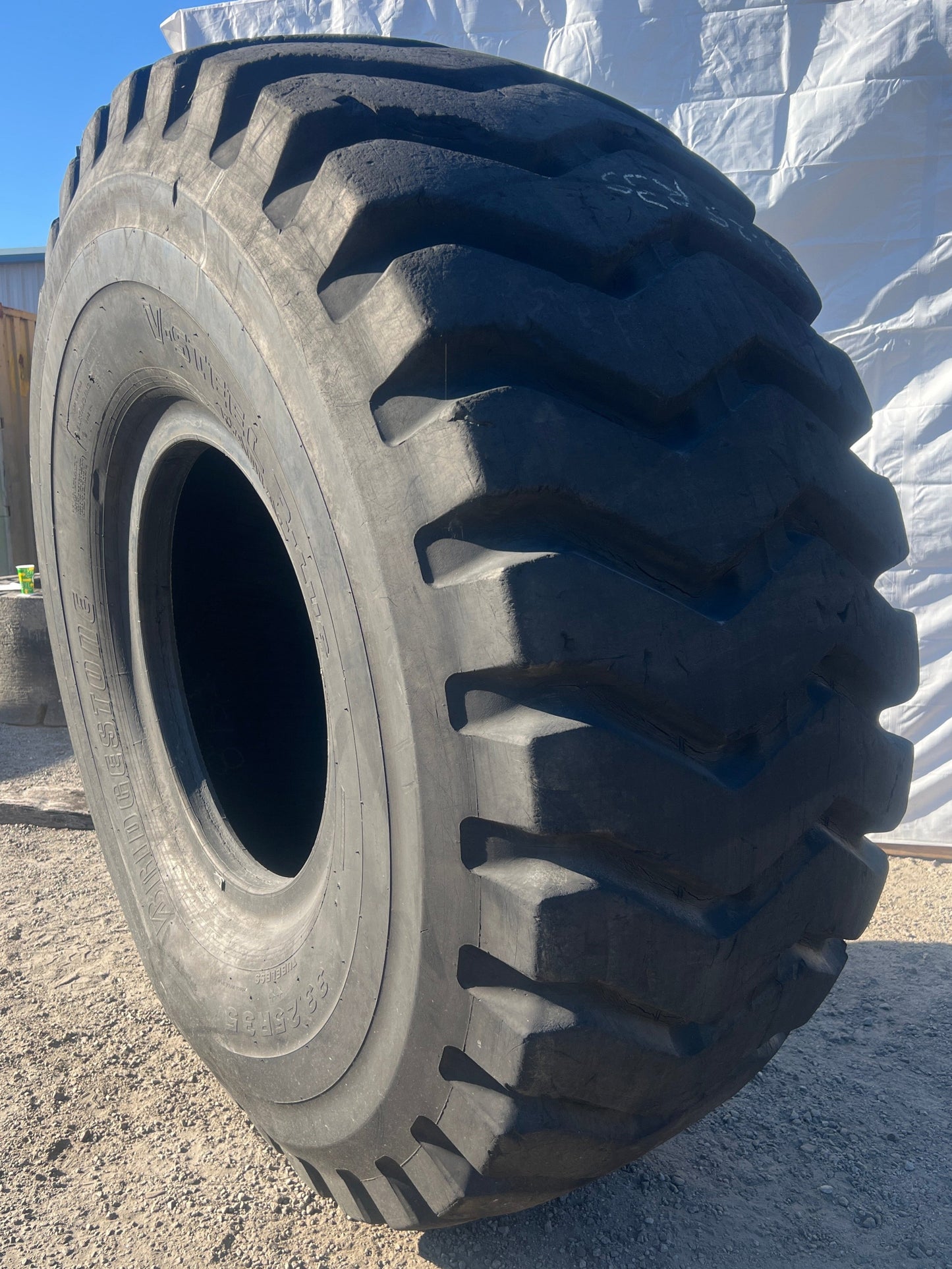 33.25R35 BRIDGESTONE V-STEEL R-LUG (VRL)