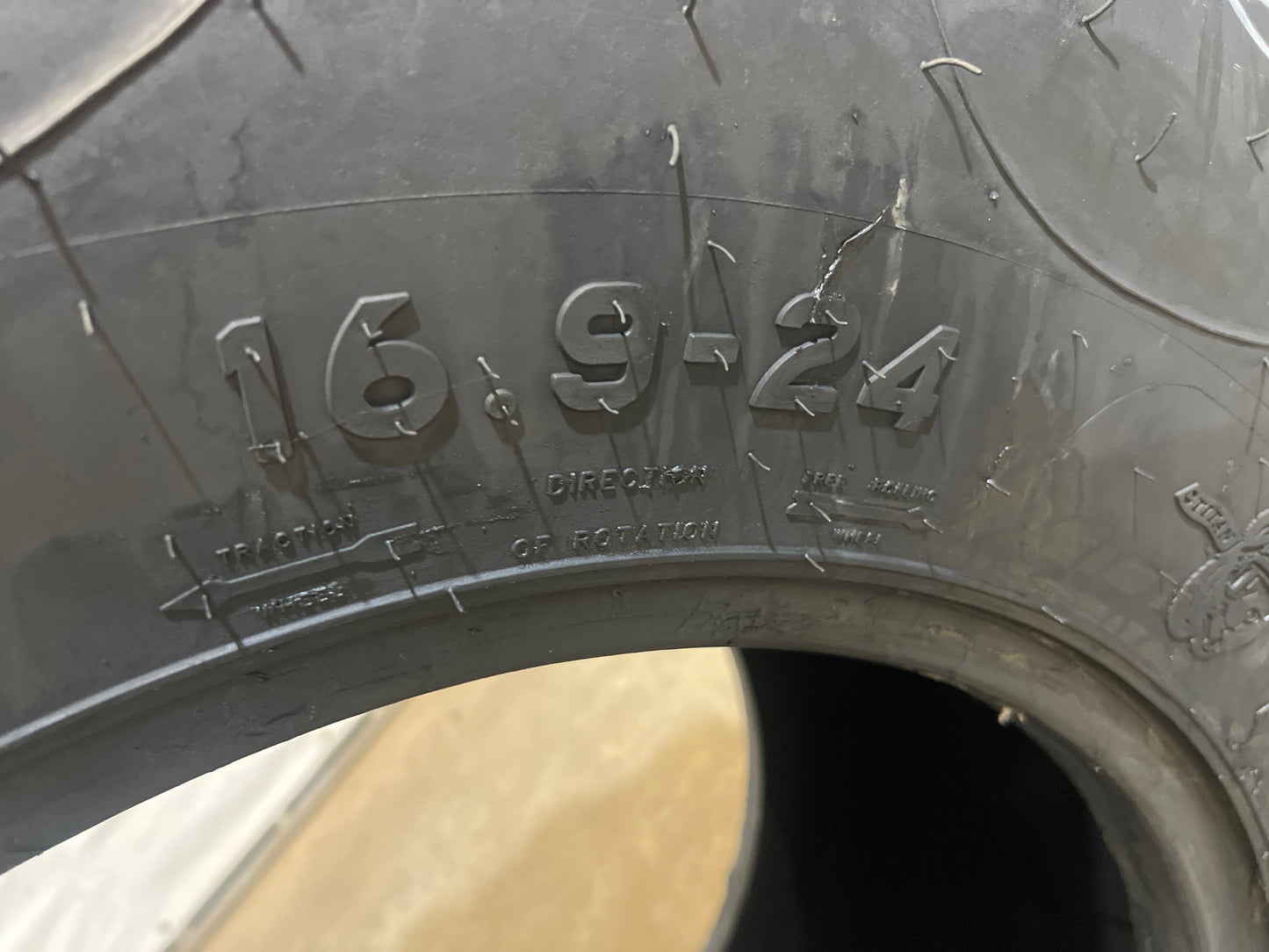 16.9-24 TITAN HI TRACTION LUG