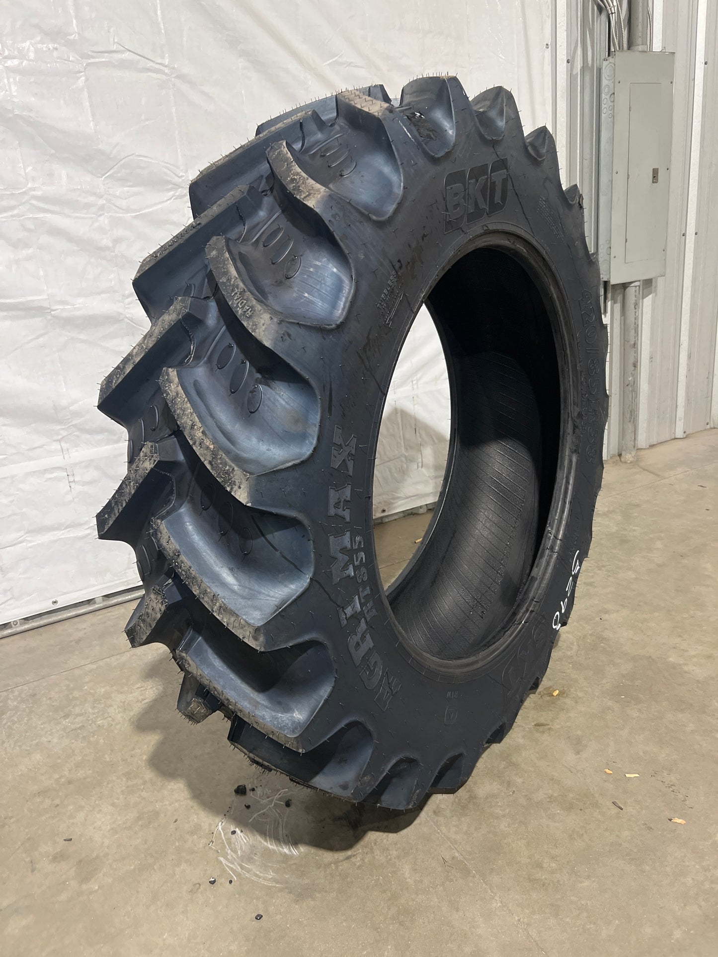 16.9R38 (420/85R38) BKT AGRIMAX RT855 #5290