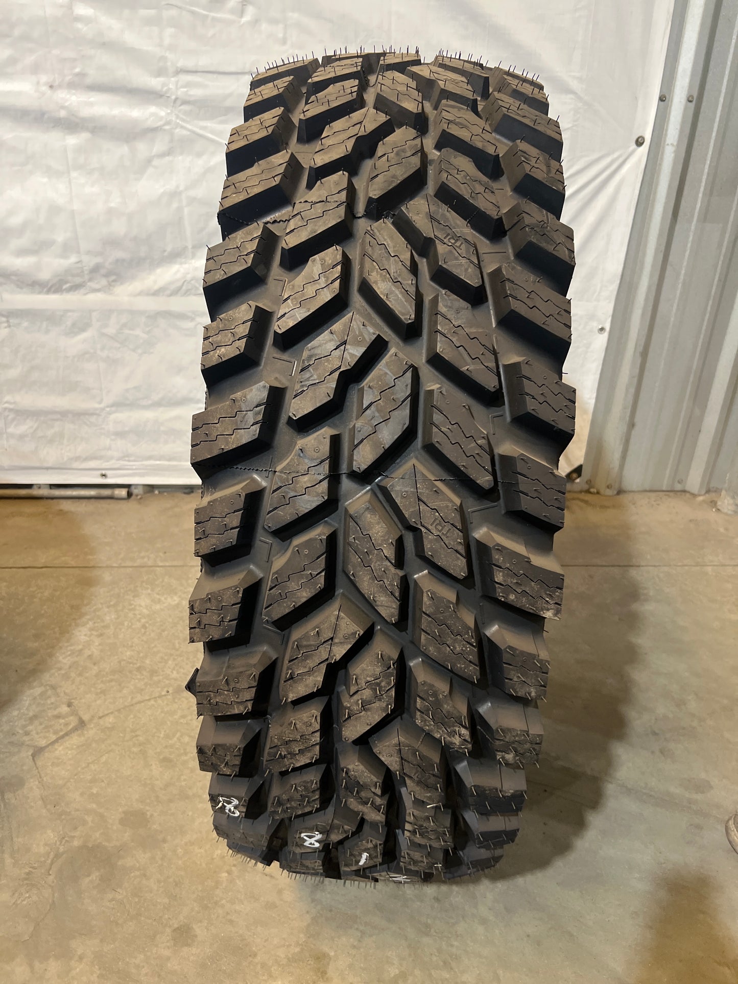 400/80R24 NOKIAN HAKKAPELLITTA TRI II #8812