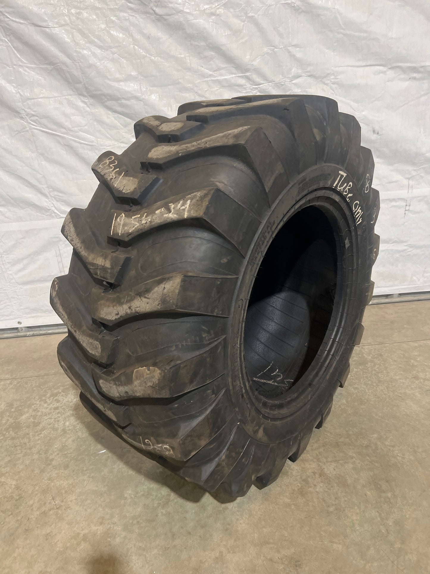 19.5L-24 SUPER MAX TRACTOR LUG #8361