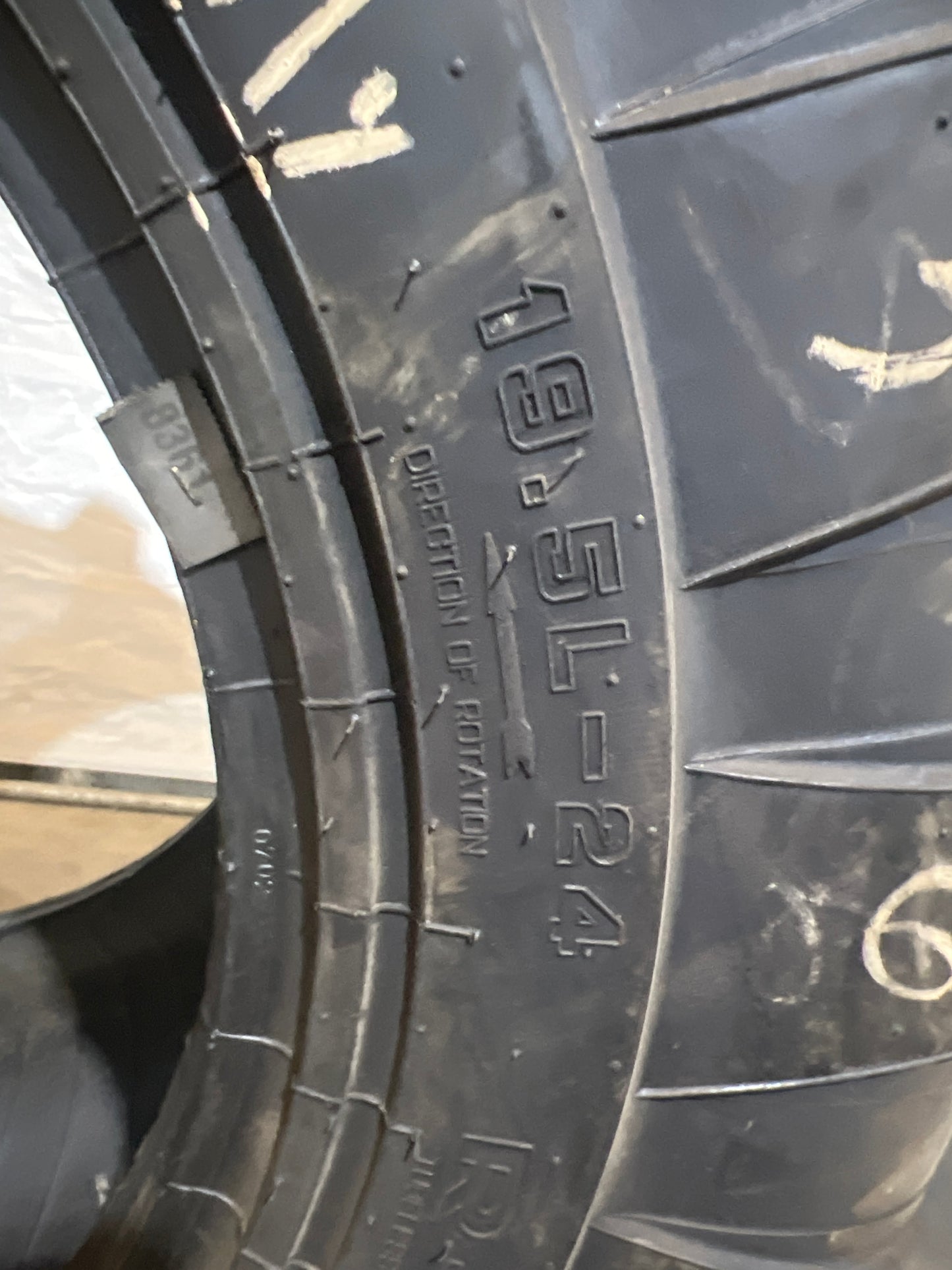 19.5L-24 SUPER MAX TRACTOR LUG #8361