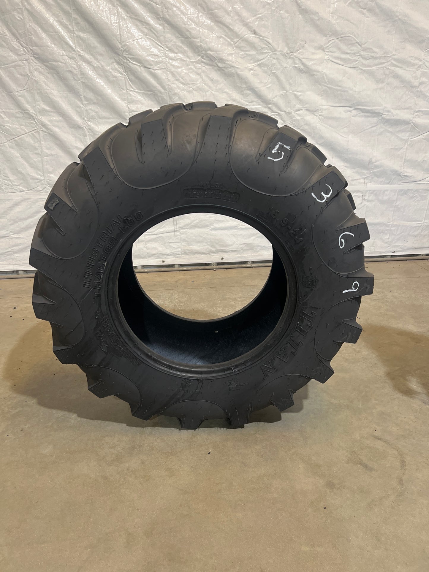 16.9-24 TITAN HI TRACTION LUG