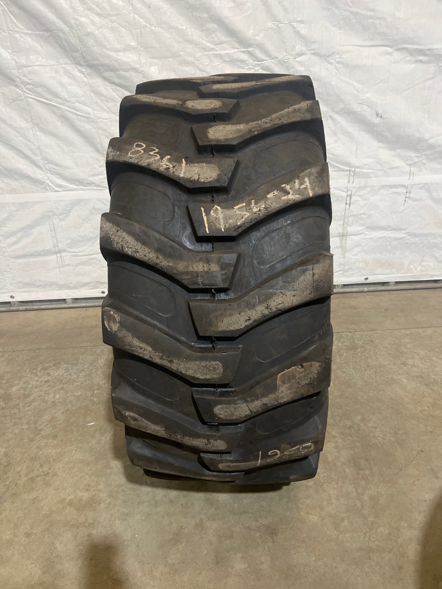 19.5L-24 SUPER MAX TRACTOR LUG #8361