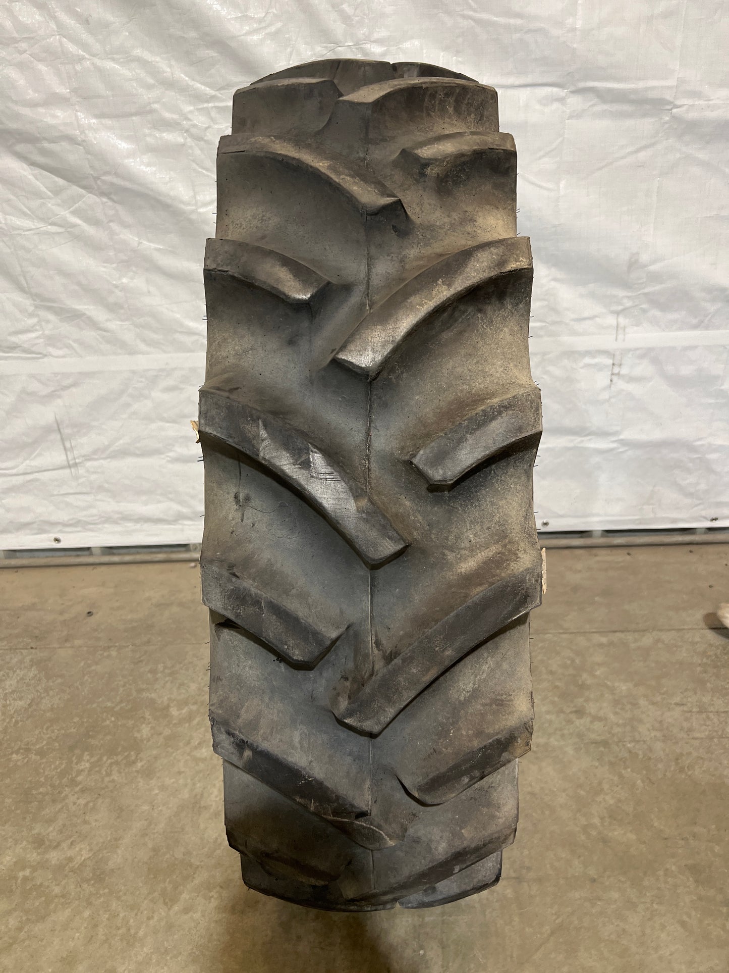 13.6-28 TITAN HI TRACTION LUG