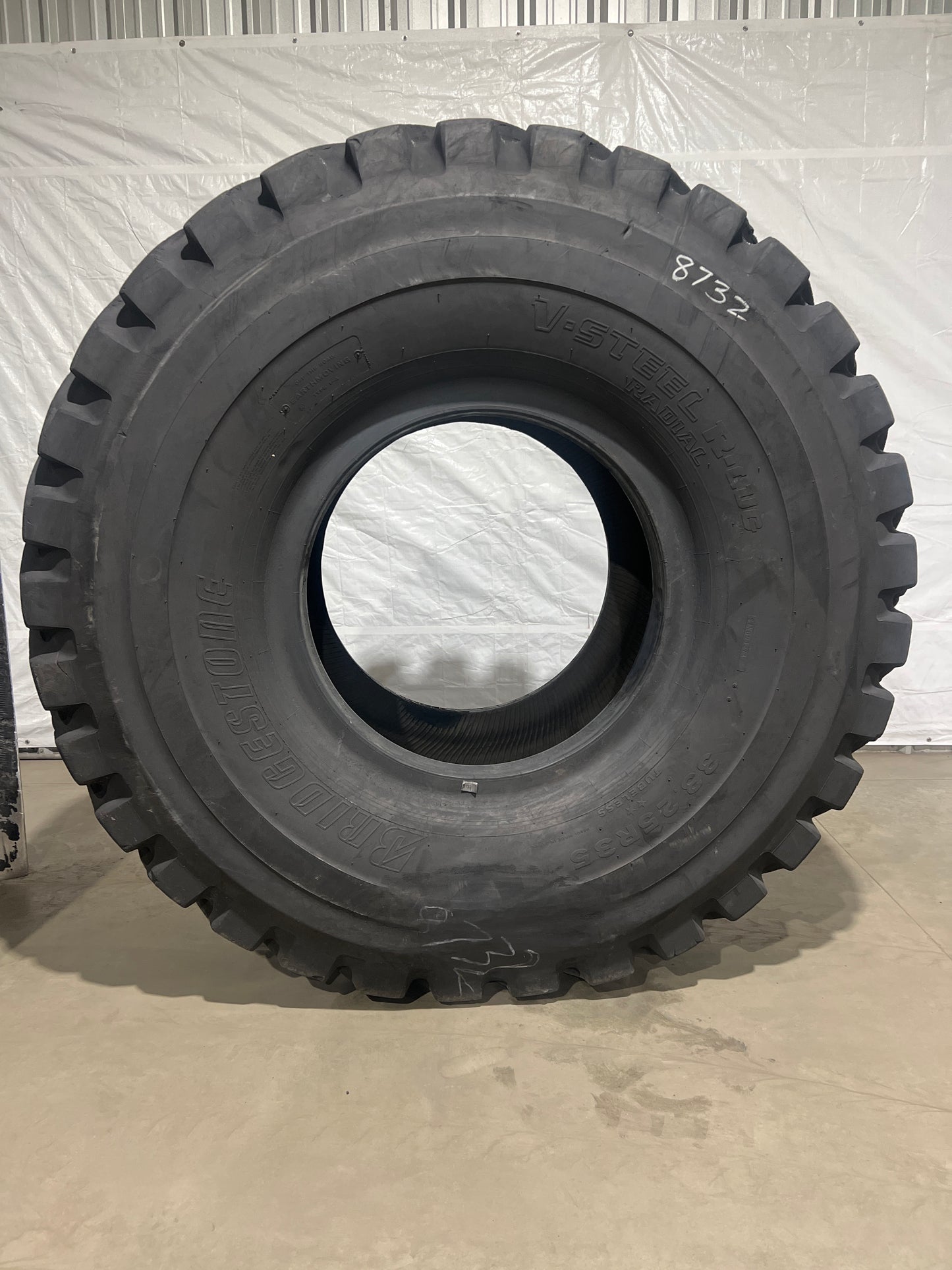 33.25R35 BRIDGESTONE V-STEEL R-LUG (VRL)