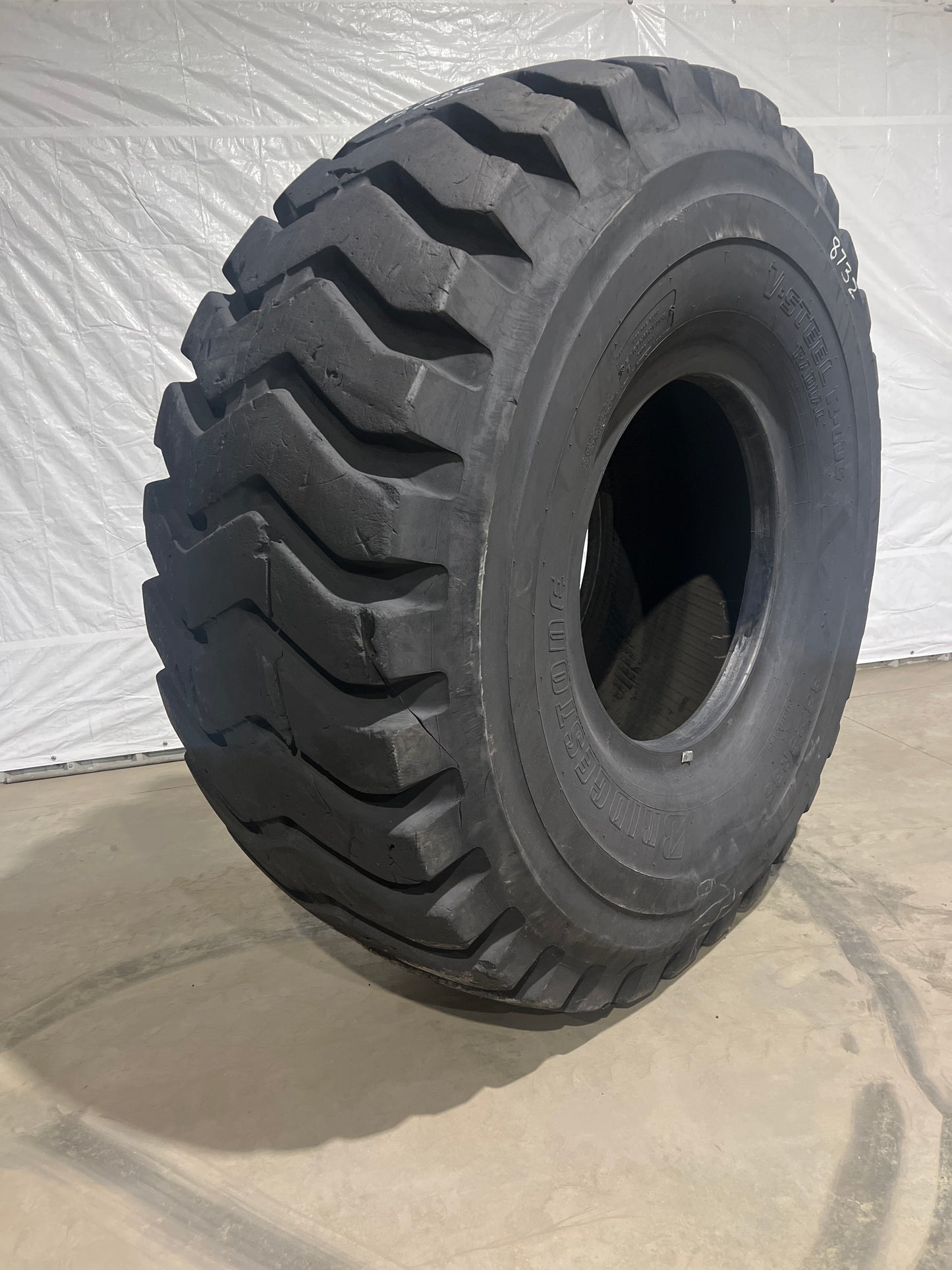 33.25R35 BRIDGESTONE V-STEEL R-LUG (VRL)