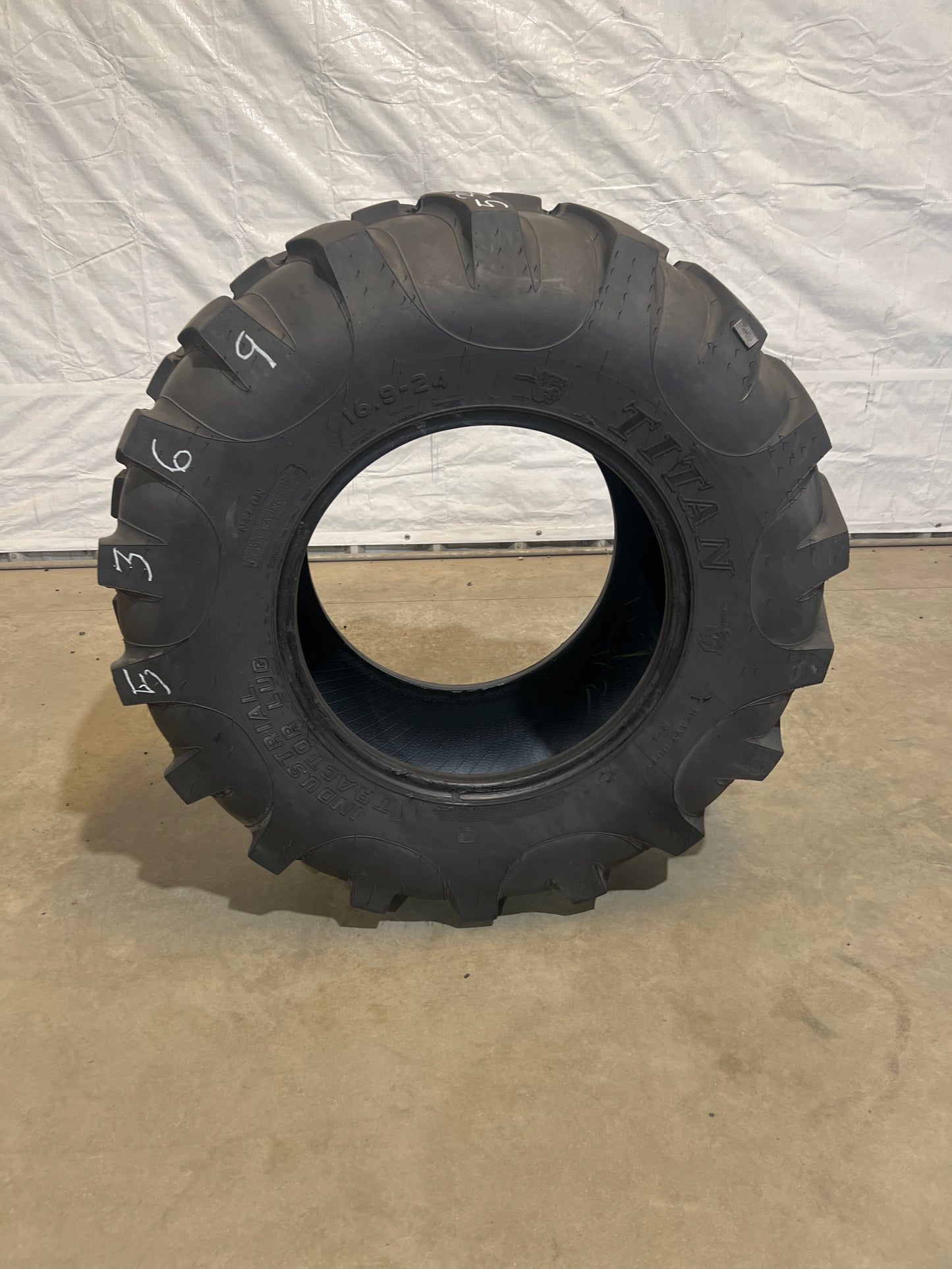 16.9-24 TITAN HI TRACTION LUG