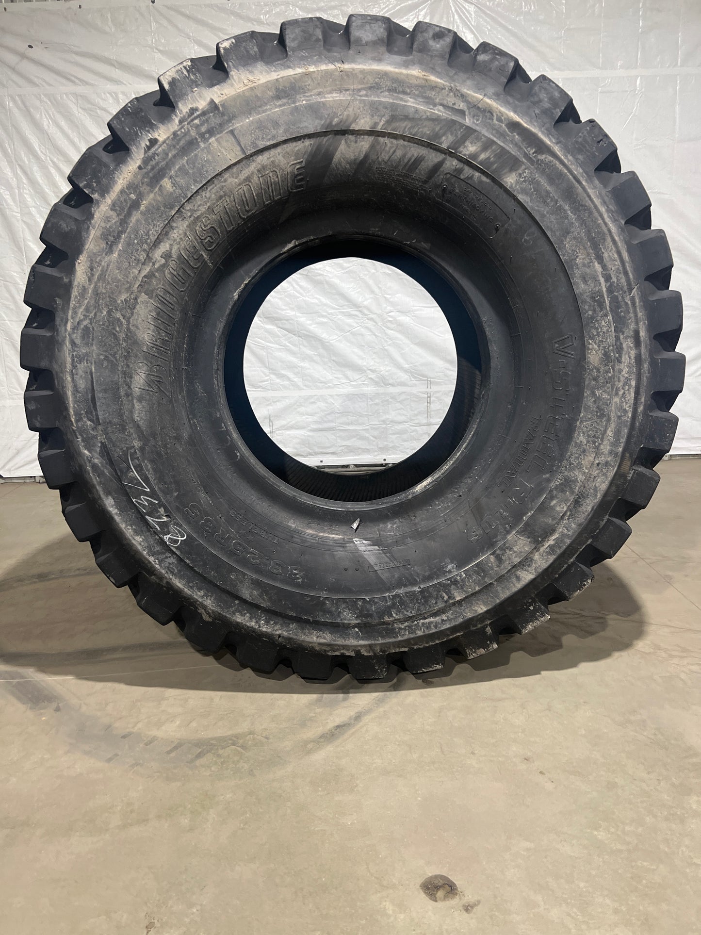 33.25R35 BRIDGESTONE V-STEEL R-LUG (VRL)