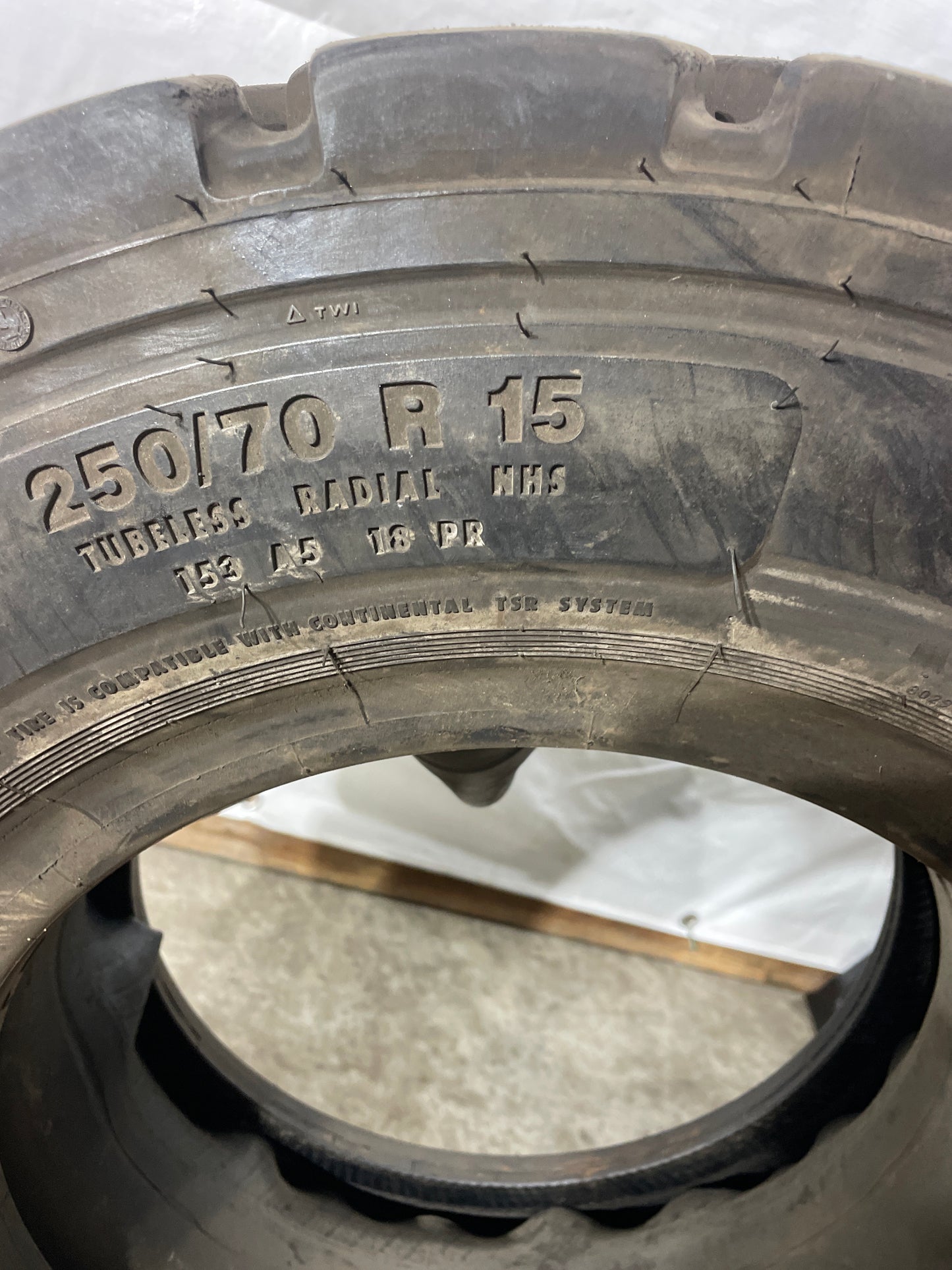 250/70R15 CONTINENTAL PERFORMANCE FORKLIFT #3147