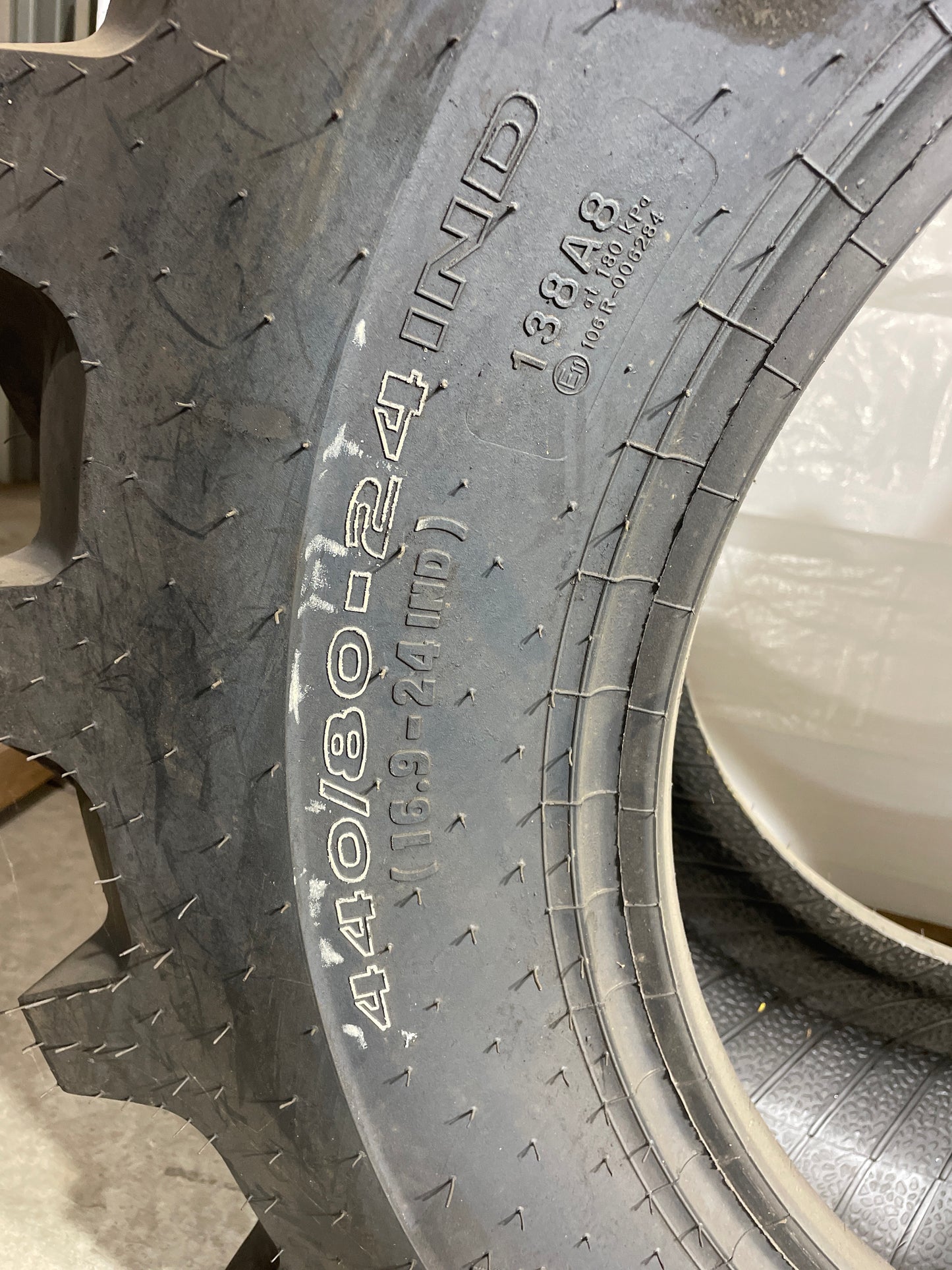 16.9-24 GALAXY SUPER IND LUG (16.9R24, 420/85R24) #8153