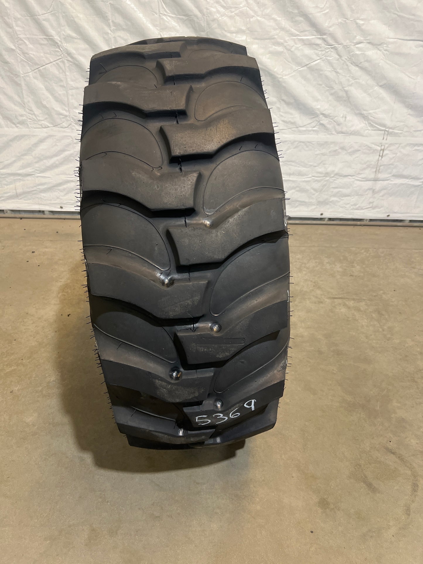 16.9-24 TITAN HI TRACTION LUG