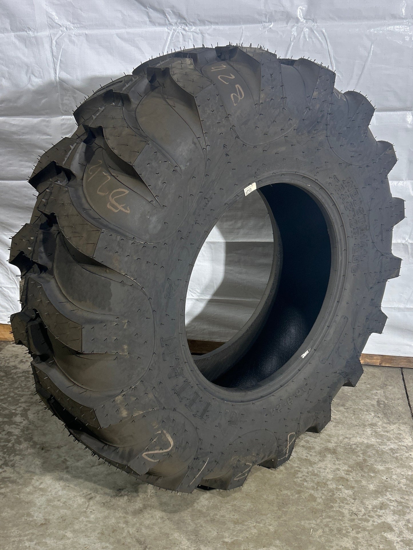 16.9-24 TITAN INDUSTRIAL TRACTOR LUG 8 PLY (16.9R24, 420/85R24)