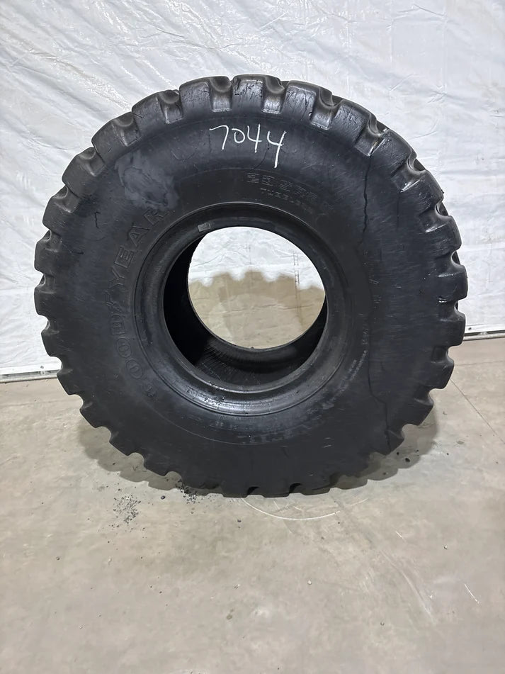 23.5R25 GOODYEAR UNISTEEL RADIAL CONSTRUCTION #7044