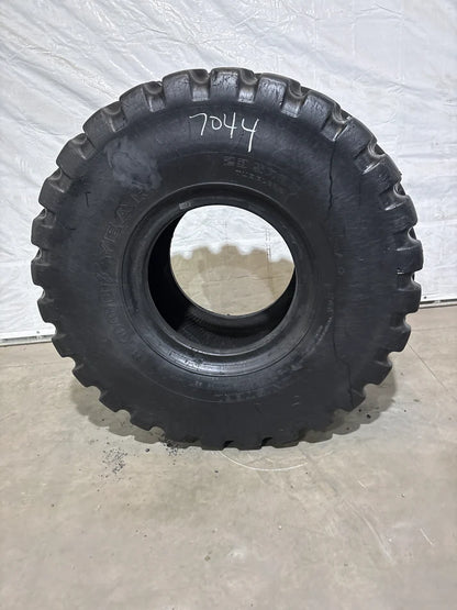 23.5R25 GOODYEAR UNISTEEL RADIAL CONSTRUCTION #7044