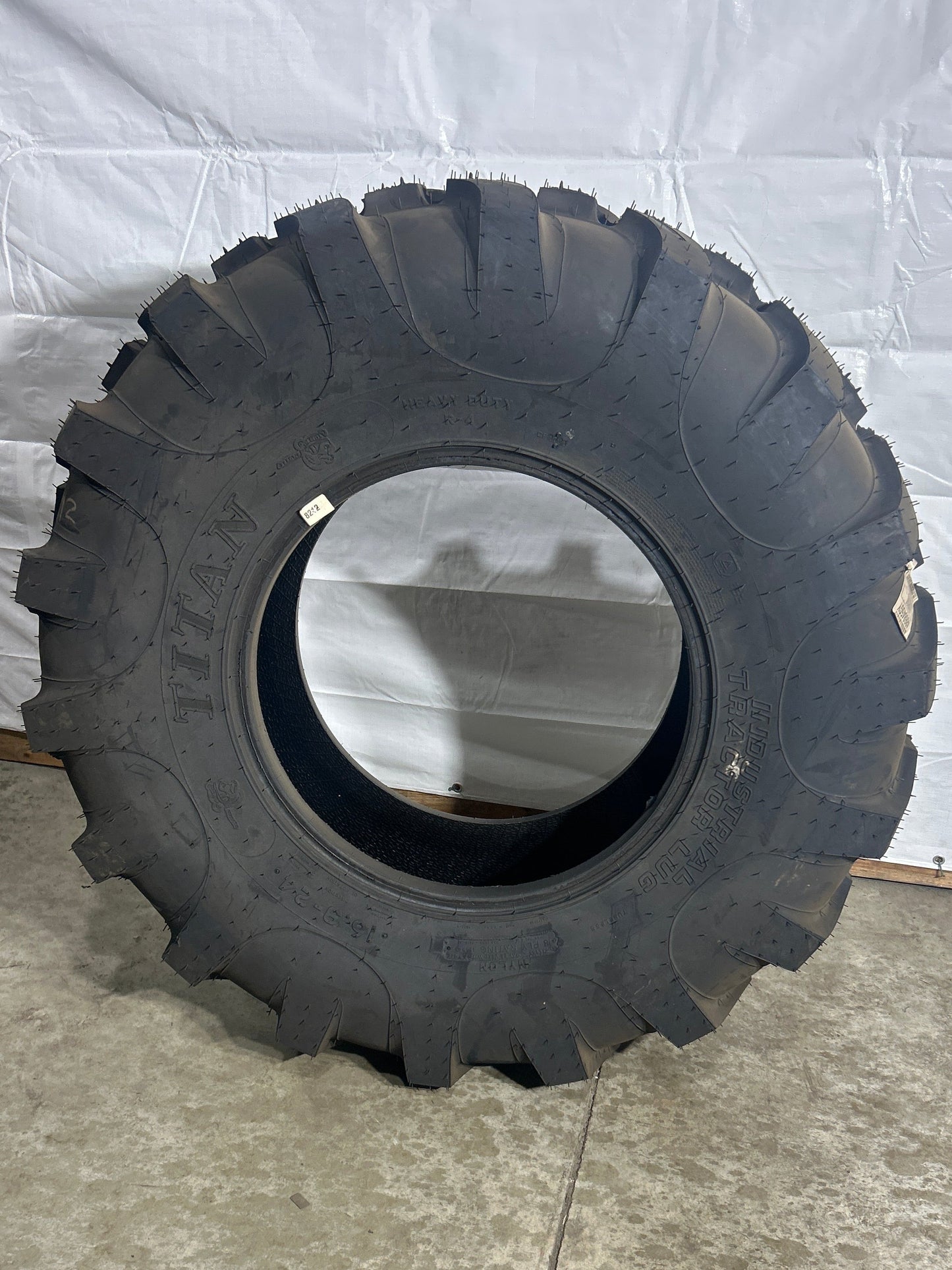 16.9-24 TITAN INDUSTRIAL TRACTOR LUG 8 PLY (16.9R24, 420/85R24)