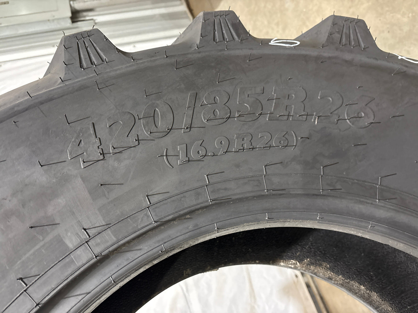 420/85R26 (16.9R26) BKT RT857 #5699