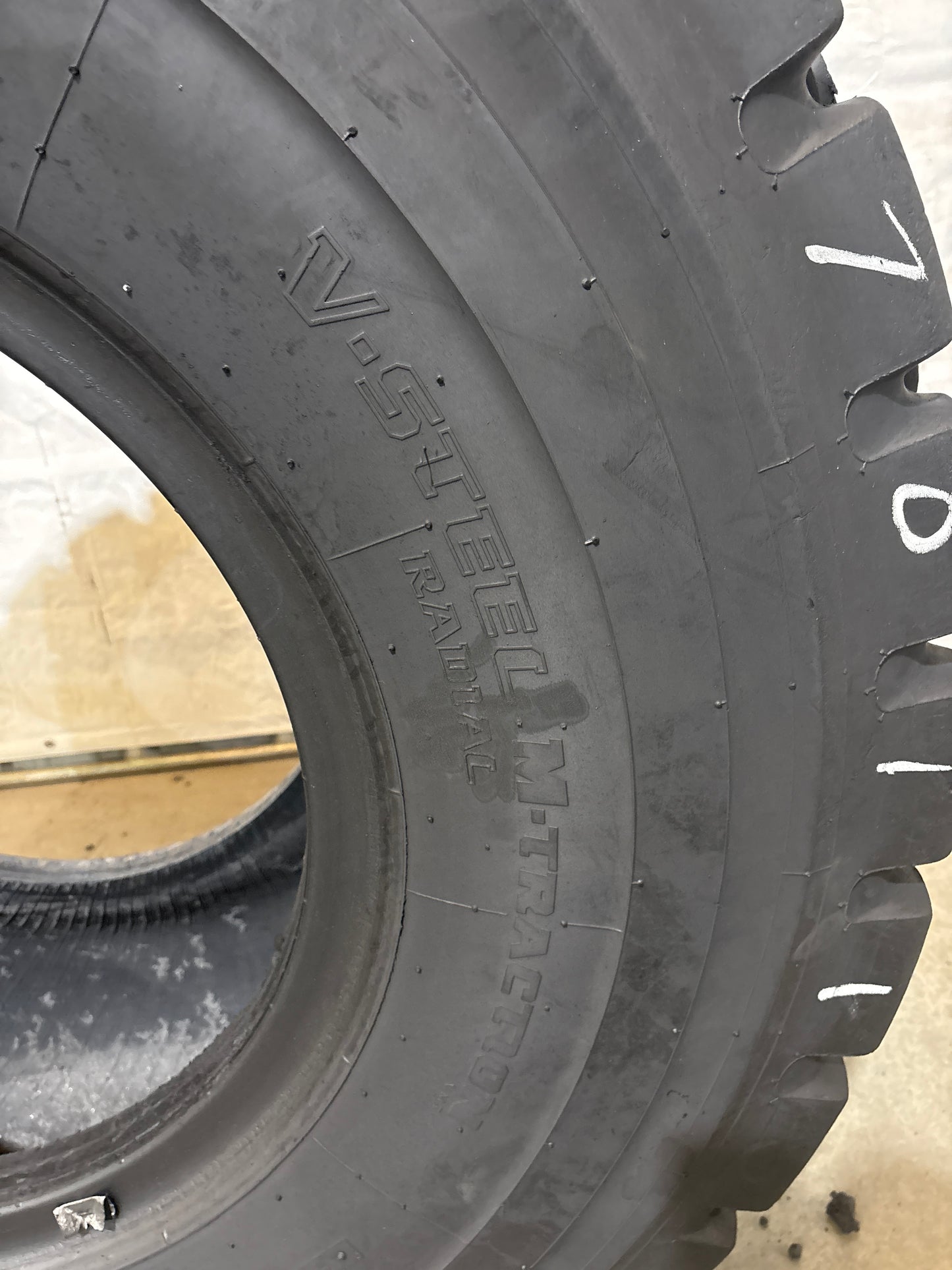 20.5R25 BRIDGESTONE V-STEEL M-TRACTION #7011