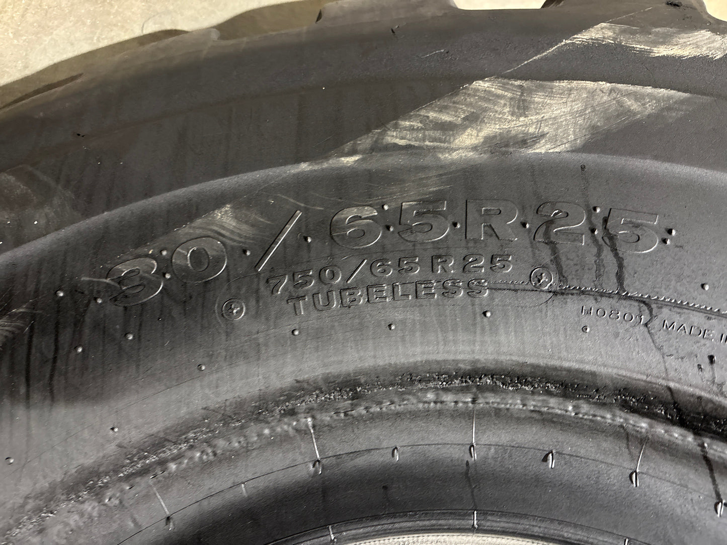30/65R25 (750/65R25) BRIDGESTONE V-STEEL L-TRACTION (VLT) #5985