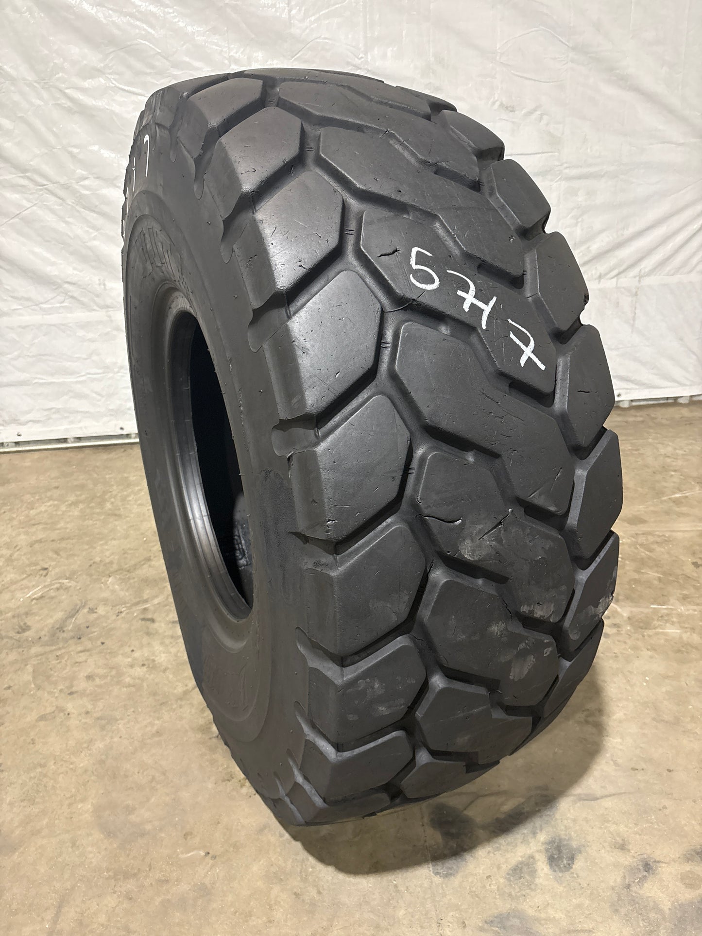 20.5R25 BRIDGESTONE V-STEEL J-TRACTION (VJT) #5717