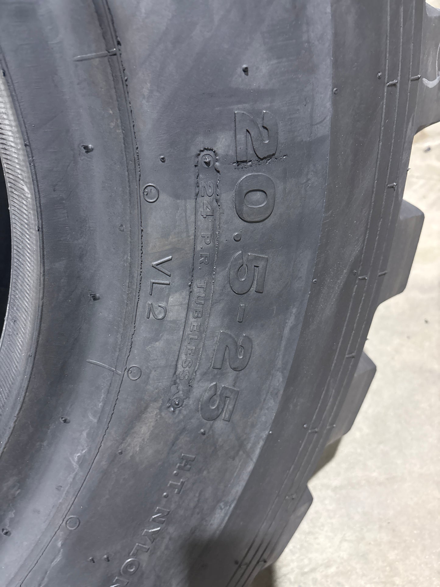 20.5-25 BRIDGESTONE V-LUG II 20 PLY #5779